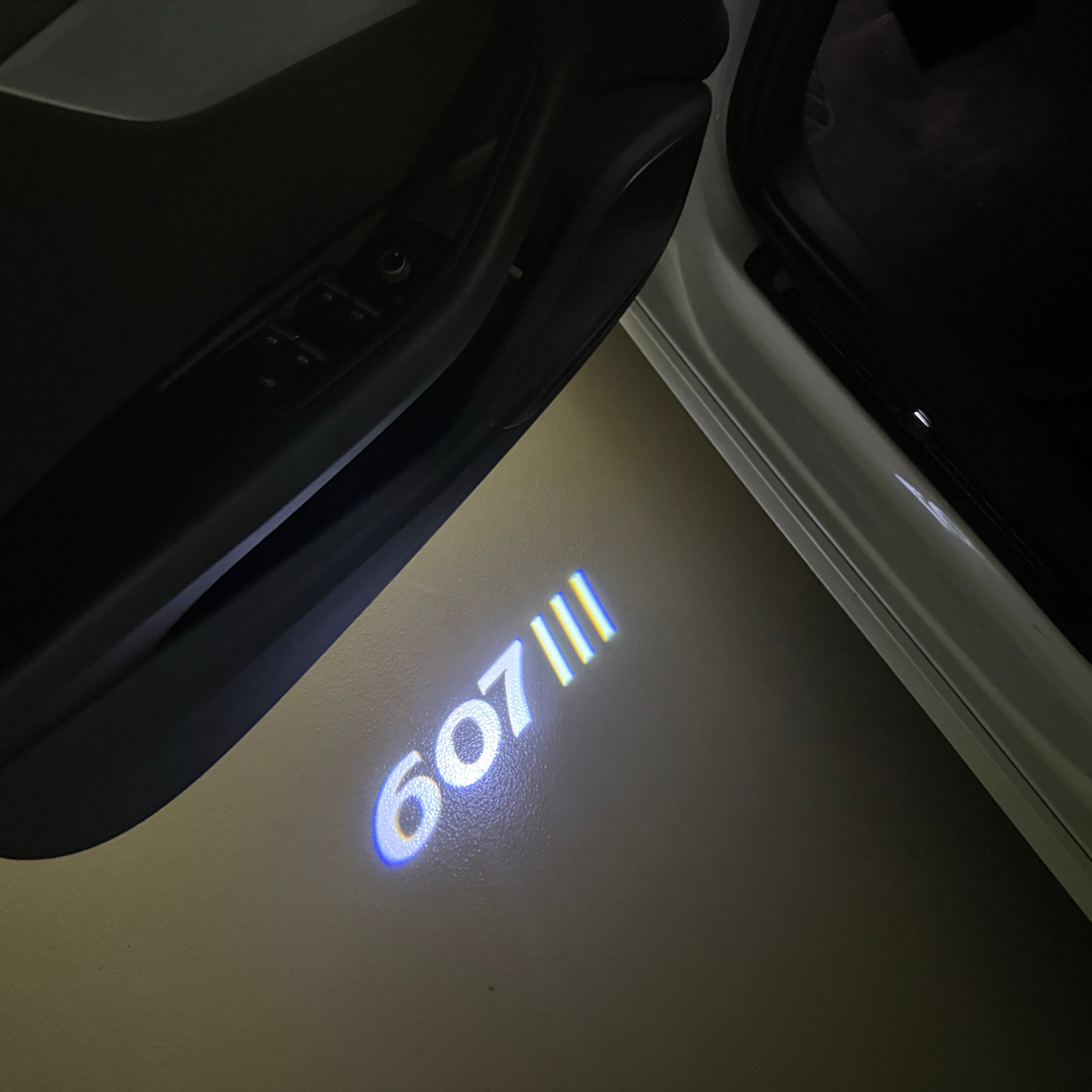 BMW M3 LOGO PROJECTOR LIGHTS Nr.24 (الكمية 1 = 1 مجموعة / 2 أضواء باب)