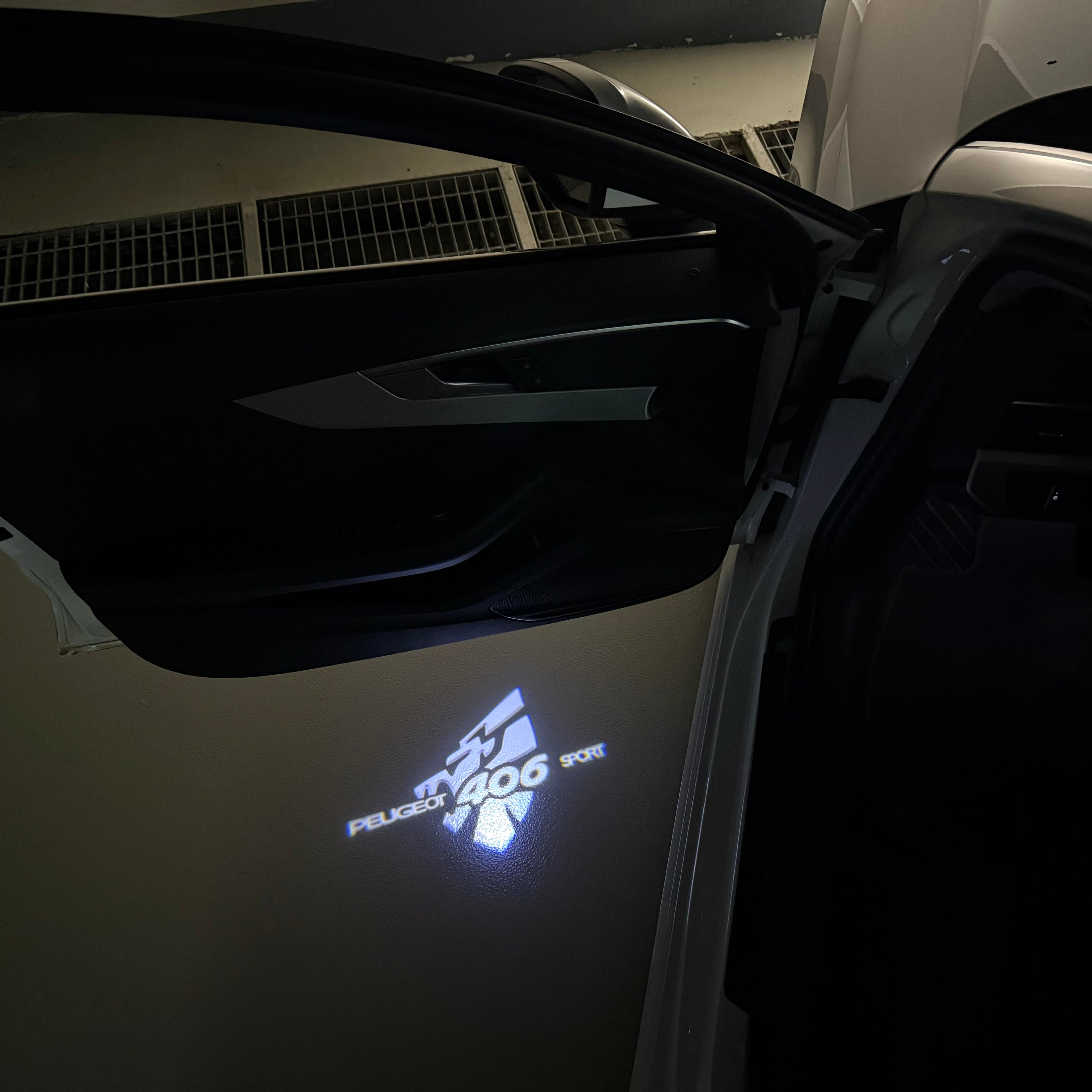BMW M3 LOGO PROJECTOR LIGHTS Nr.24 (الكمية 1 = 1 مجموعة / 2 أضواء باب)