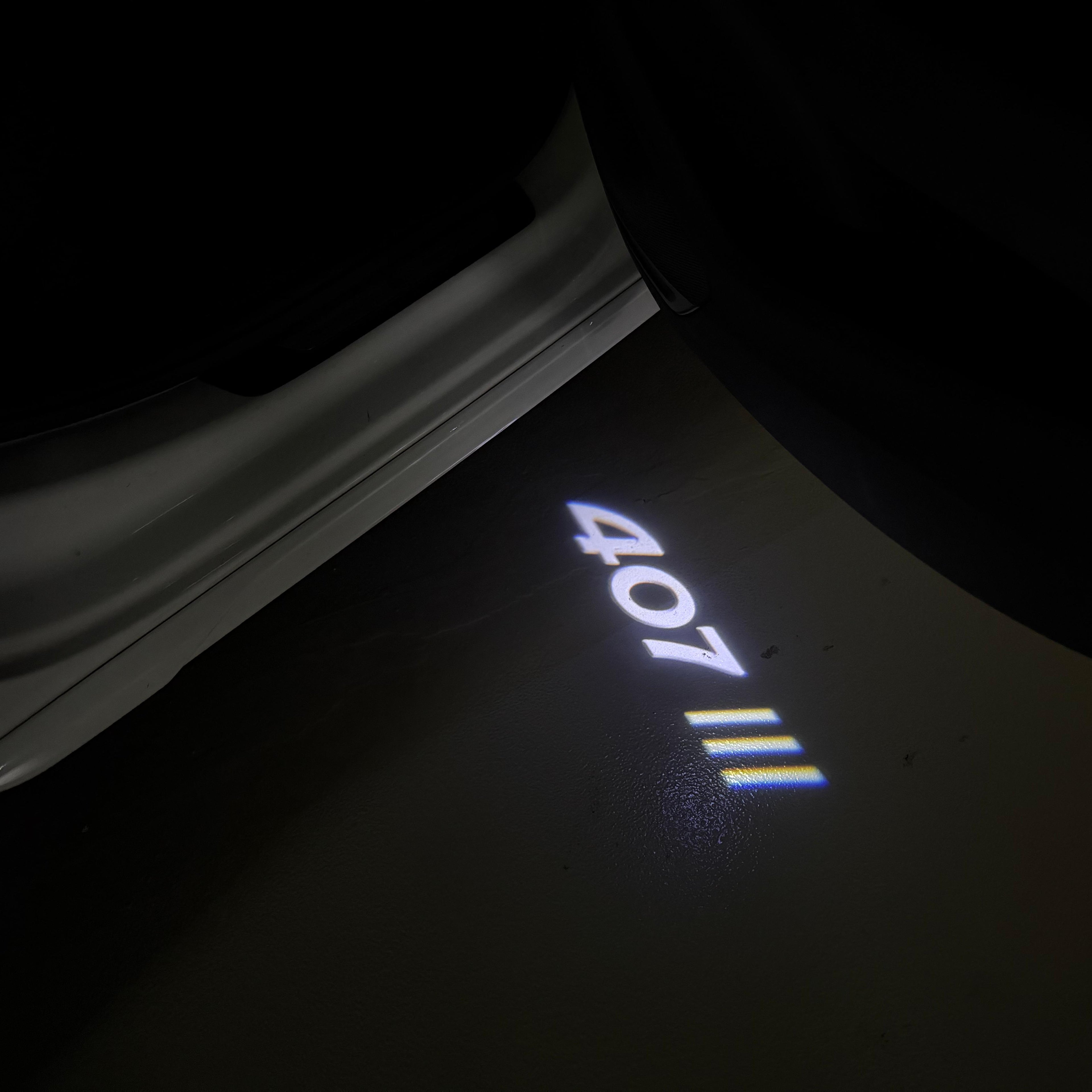 BMW M3 LOGO PROJECTOR LIGHTS Nr.24 (الكمية 1 = 1 مجموعة / 2 أضواء باب)