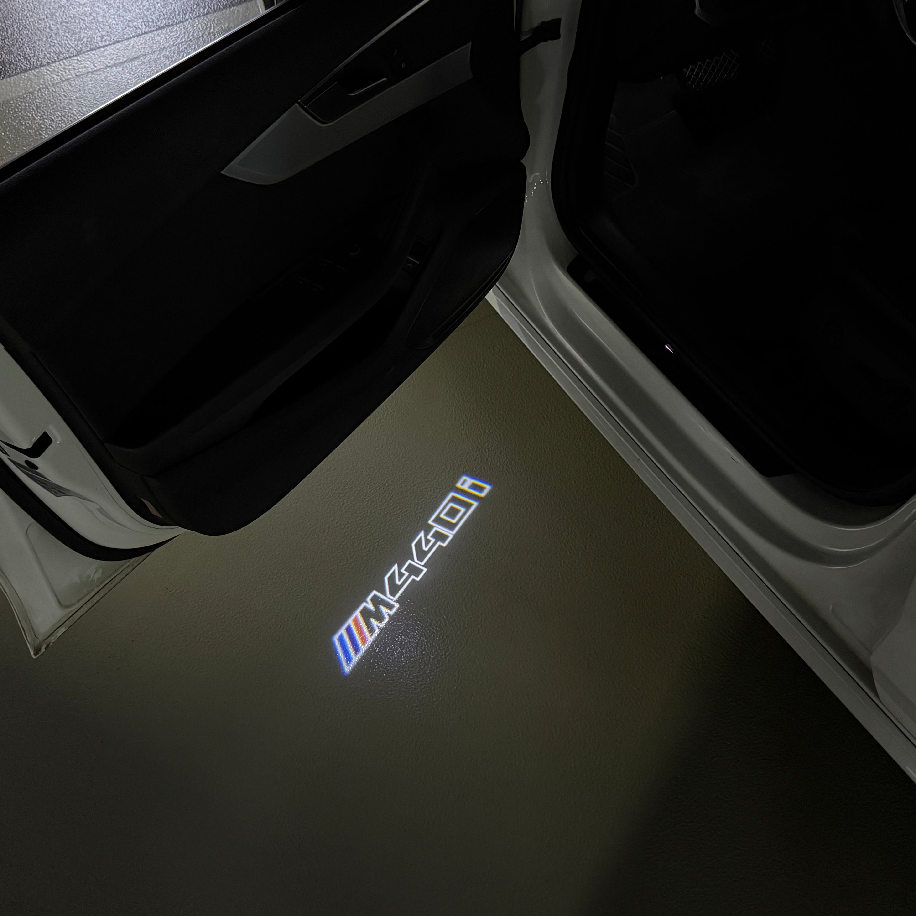 BMW M3 LOGO PROJECTOR LIGHTS Nr.24 (الكمية 1 = 1 مجموعة / 2 أضواء باب)