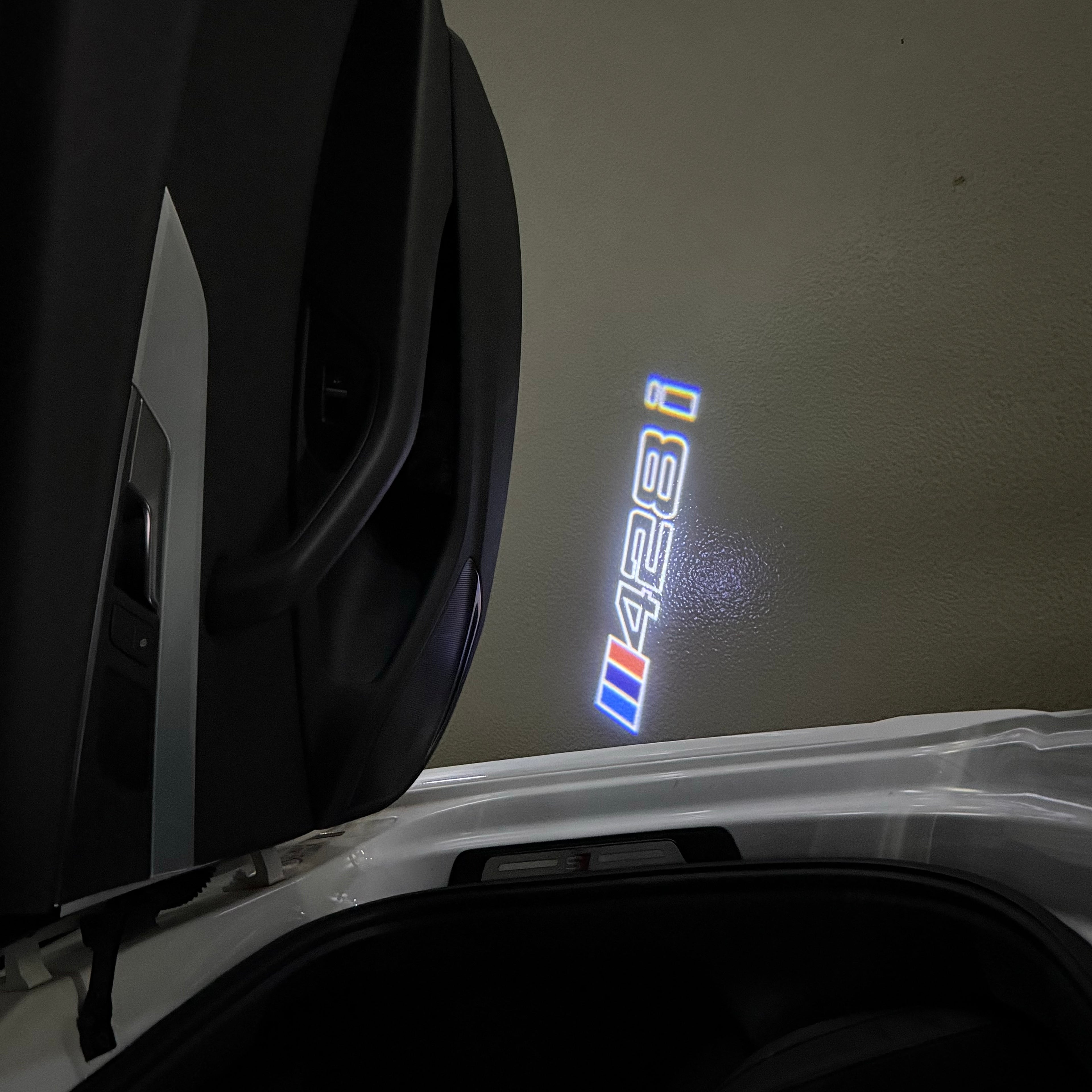 BMW M3 LOGO PROJECTOR LIGHTS Nr.24 (الكمية 1 = 1 مجموعة / 2 أضواء باب)