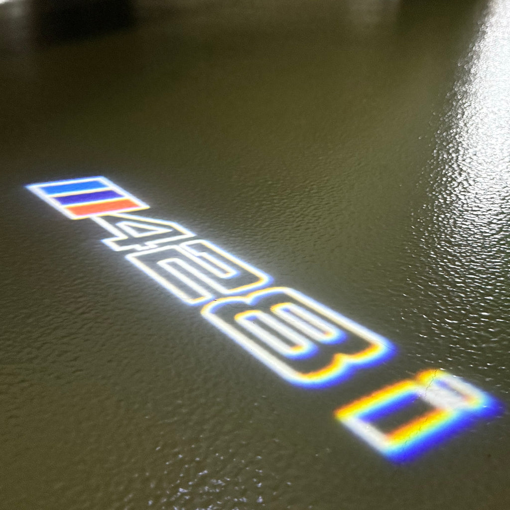 BMW M3 LOGO PROJECTOR LIGHTS Nr.24 (الكمية 1 = 1 مجموعة / 2 أضواء باب)