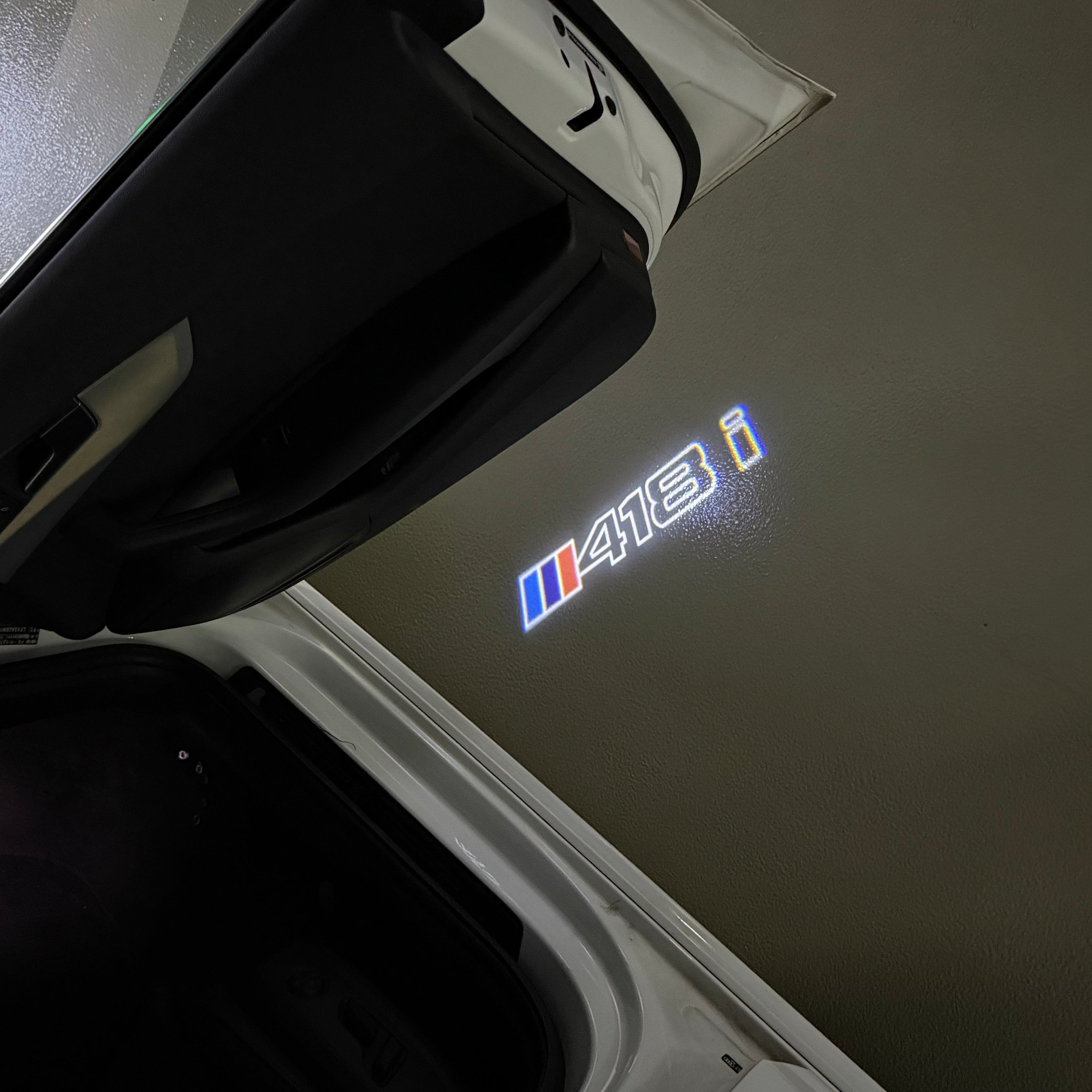 BMW M3 LOGO PROJECTOR LIGHTS Nr.24 (الكمية 1 = 1 مجموعة / 2 أضواء باب)