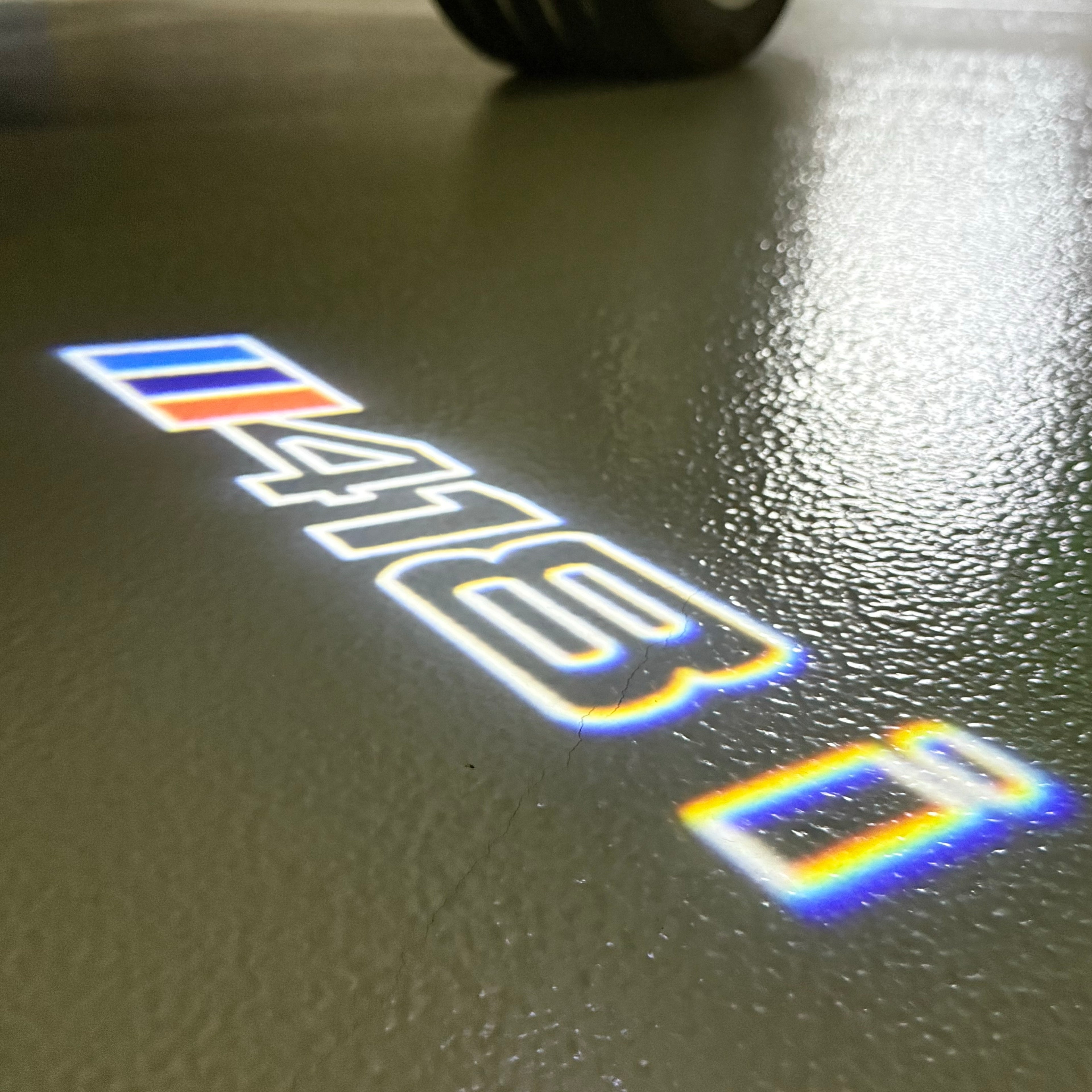 BMW M3 LOGO PROJECTOR LIGHTS Nr.24 (الكمية 1 = 1 مجموعة / 2 أضواء باب)