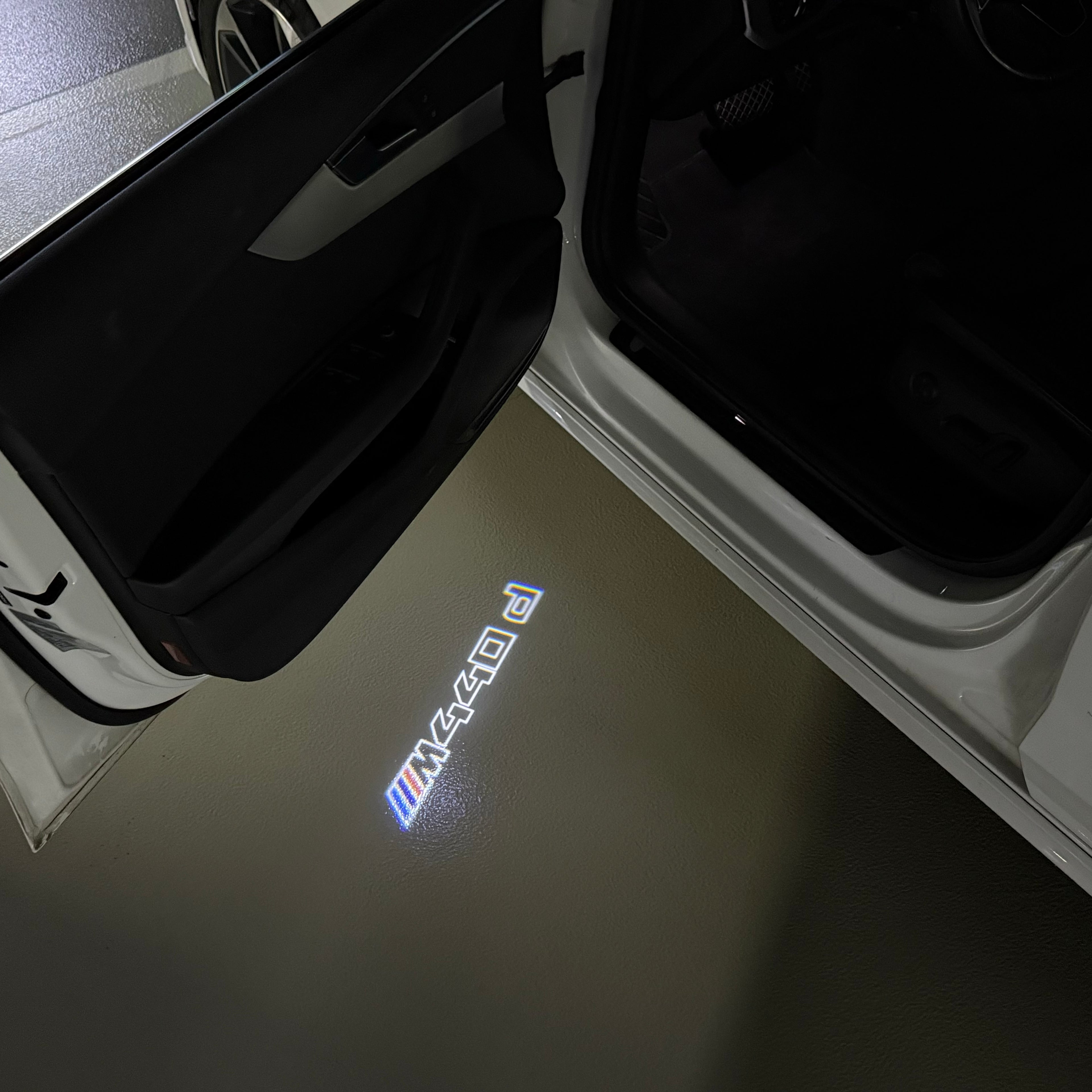 BMW M3 LOGO PROJECTOR LIGHTS Nr.24 (الكمية 1 = 1 مجموعة / 2 أضواء باب)