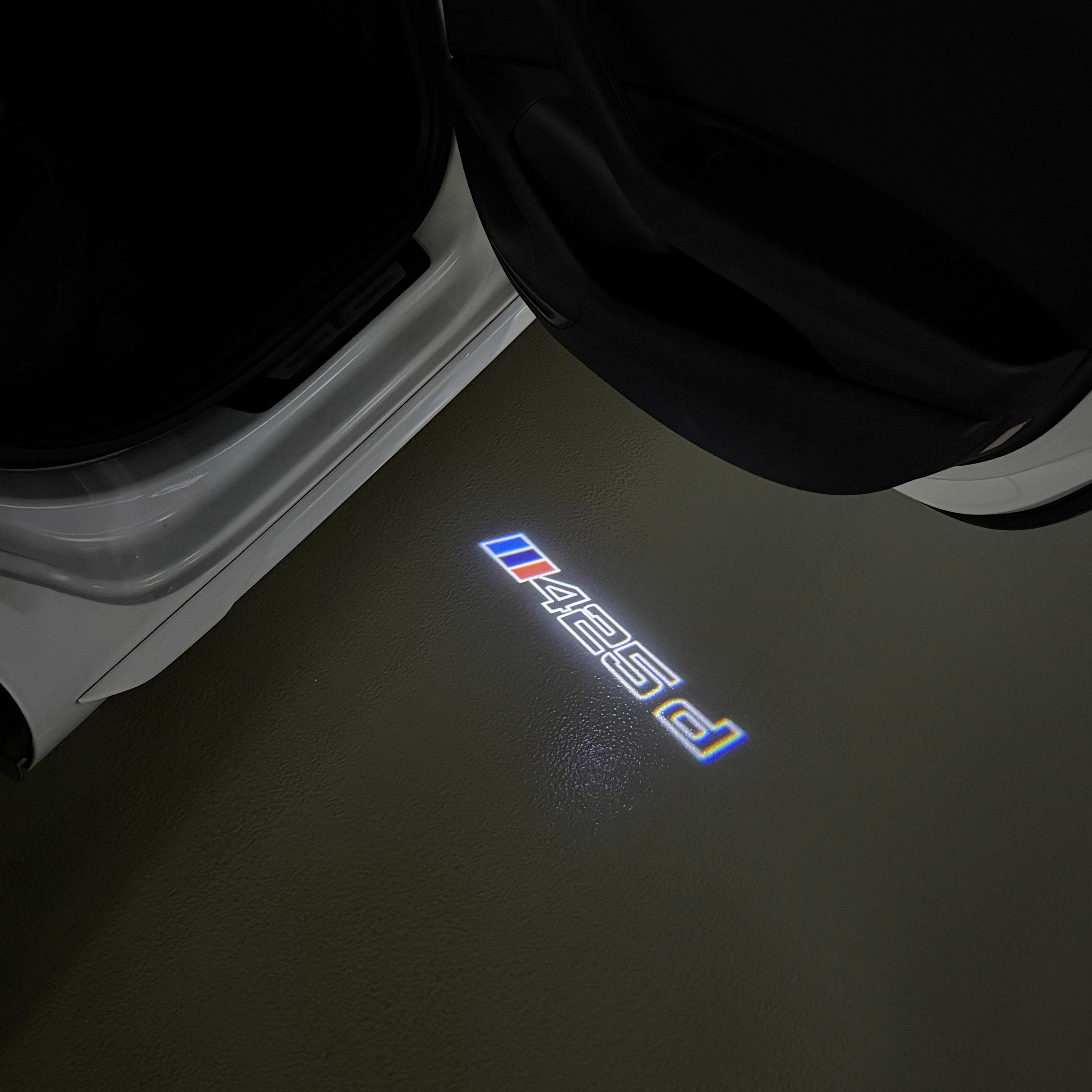 BMW M3 LOGO PROJECTOR LIGHTS Nr.24 (الكمية 1 = 1 مجموعة / 2 أضواء باب)