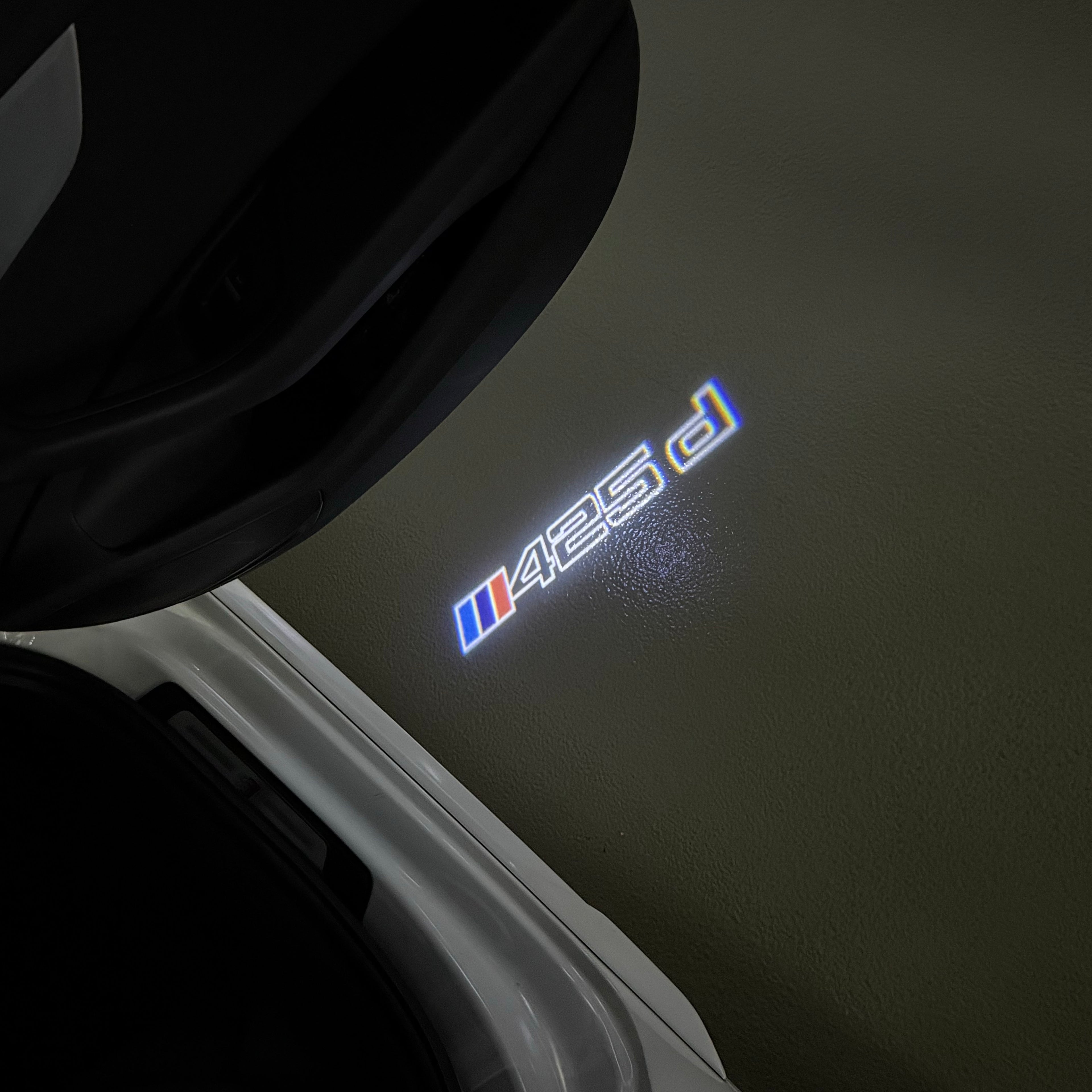 BMW M3 LOGO PROJECTOR LIGHTS Nr.24 (الكمية 1 = 1 مجموعة / 2 أضواء باب)