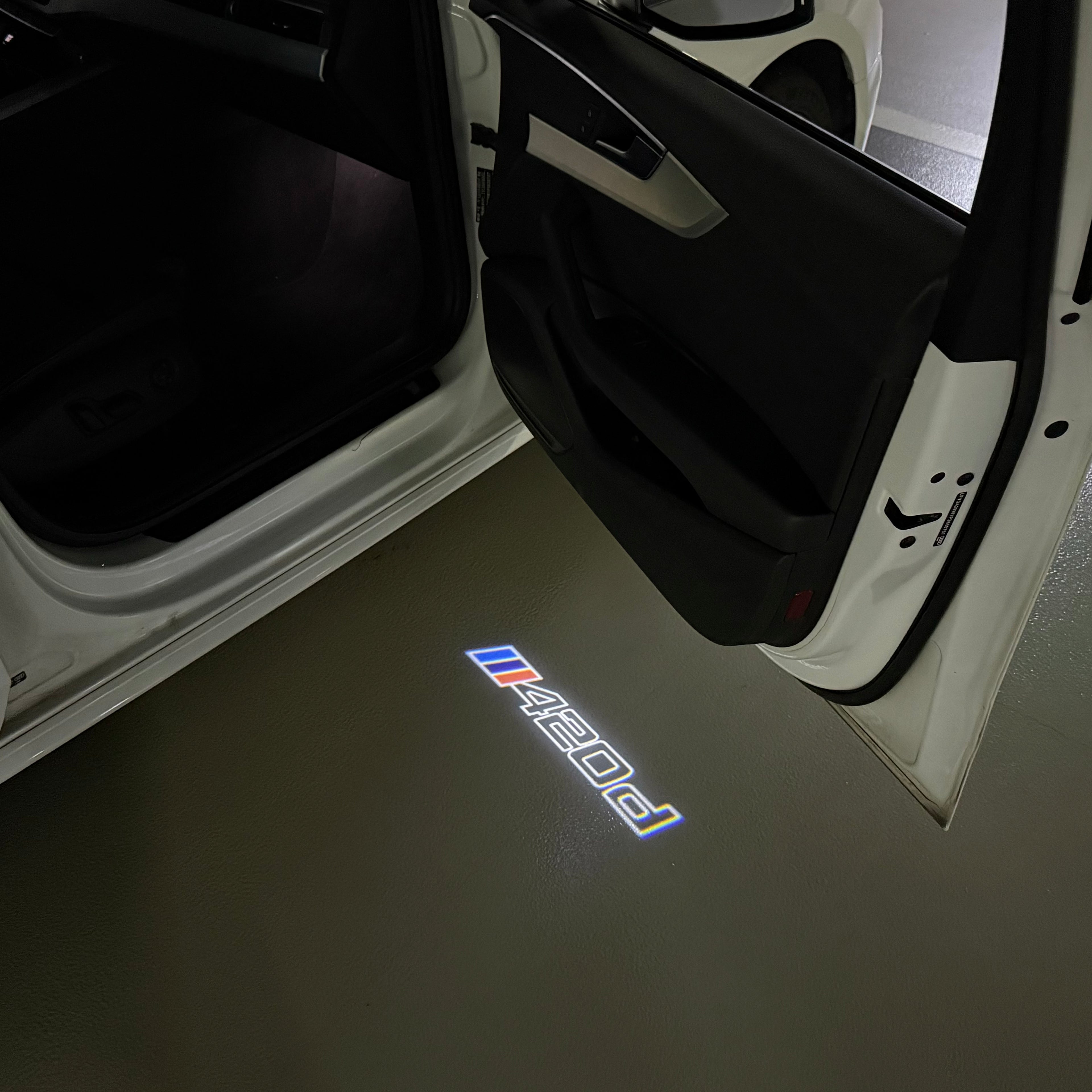 BMW M3 LOGO PROJECTOR LIGHTS Nr.24 (الكمية 1 = 1 مجموعة / 2 أضواء باب)