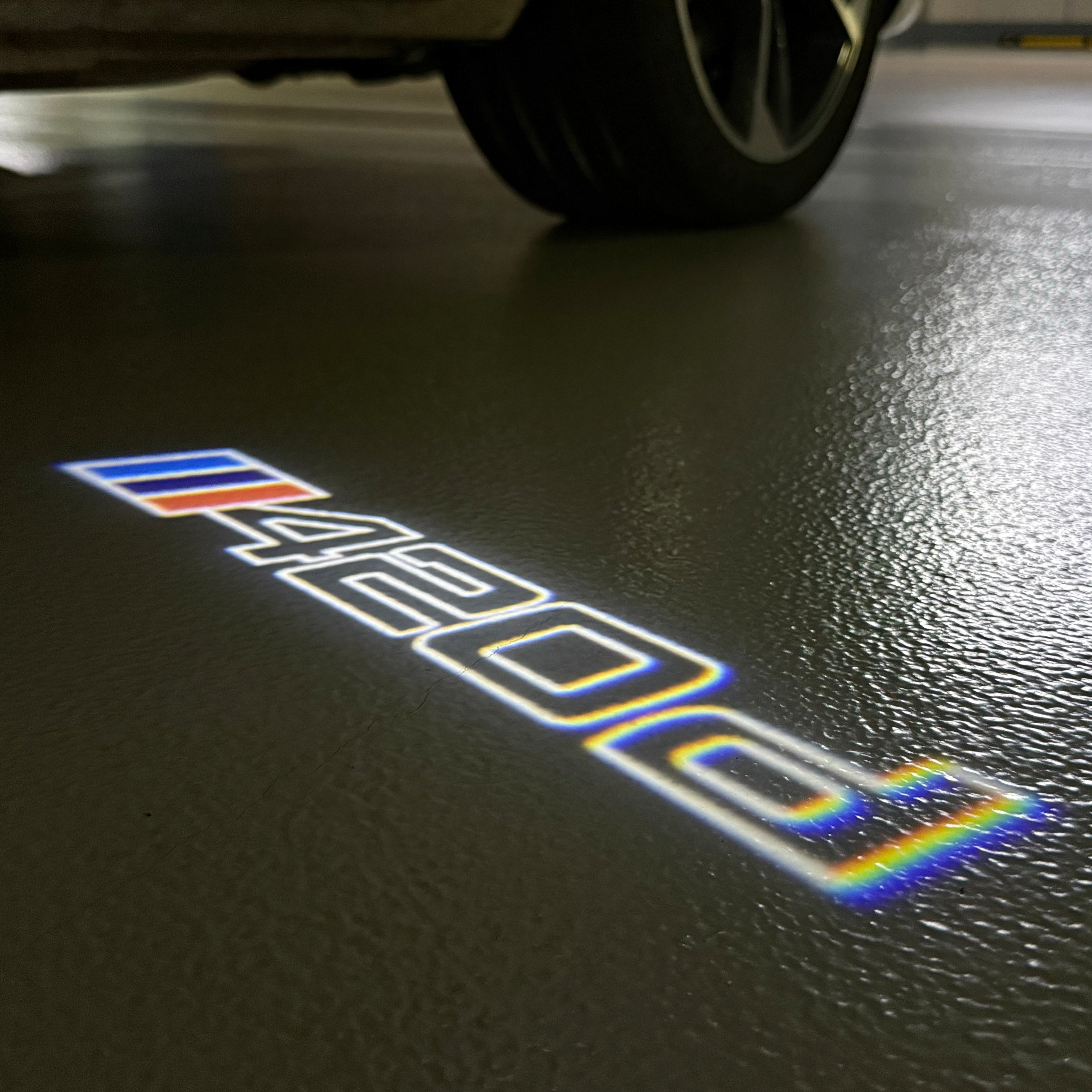 BMW M3 LOGO PROJECTOR LIGHTS Nr.24 (الكمية 1 = 1 مجموعة / 2 أضواء باب)