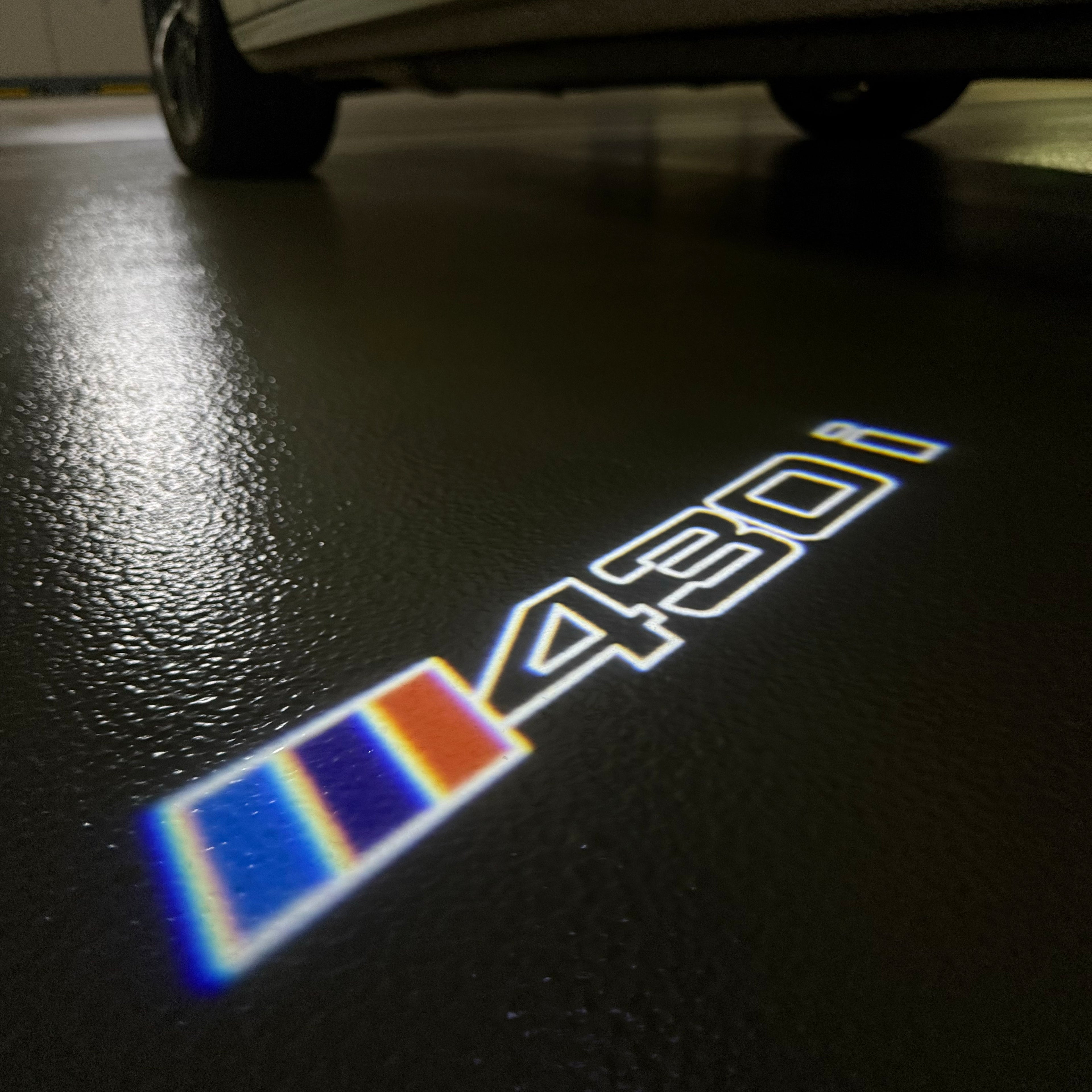 BMW M3 LOGO PROJECTOR LIGHTS Nr.24 (الكمية 1 = 1 مجموعة / 2 أضواء باب)