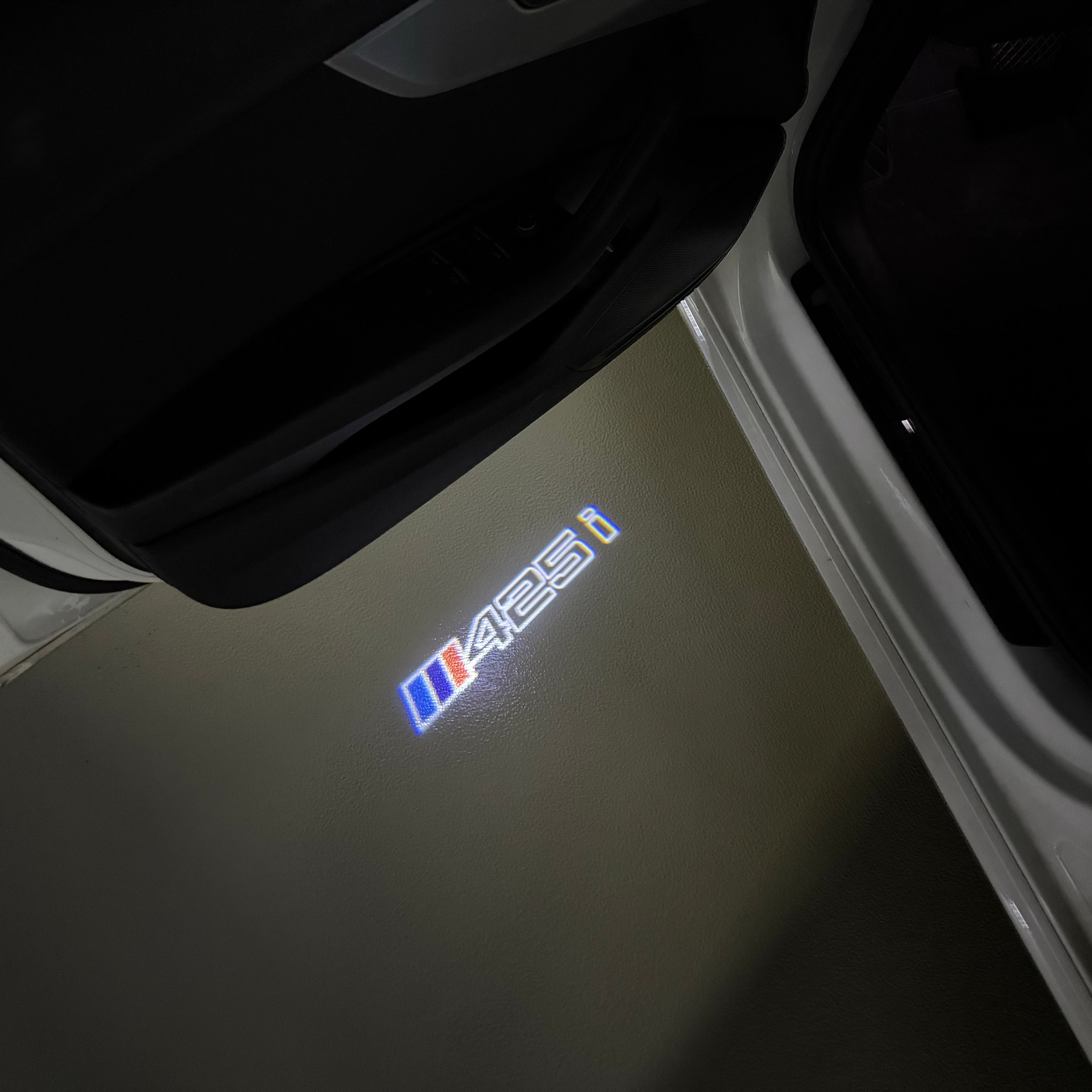 BMW M3 LOGO PROJECTOR LIGHTS Nr.24 (الكمية 1 = 1 مجموعة / 2 أضواء باب)