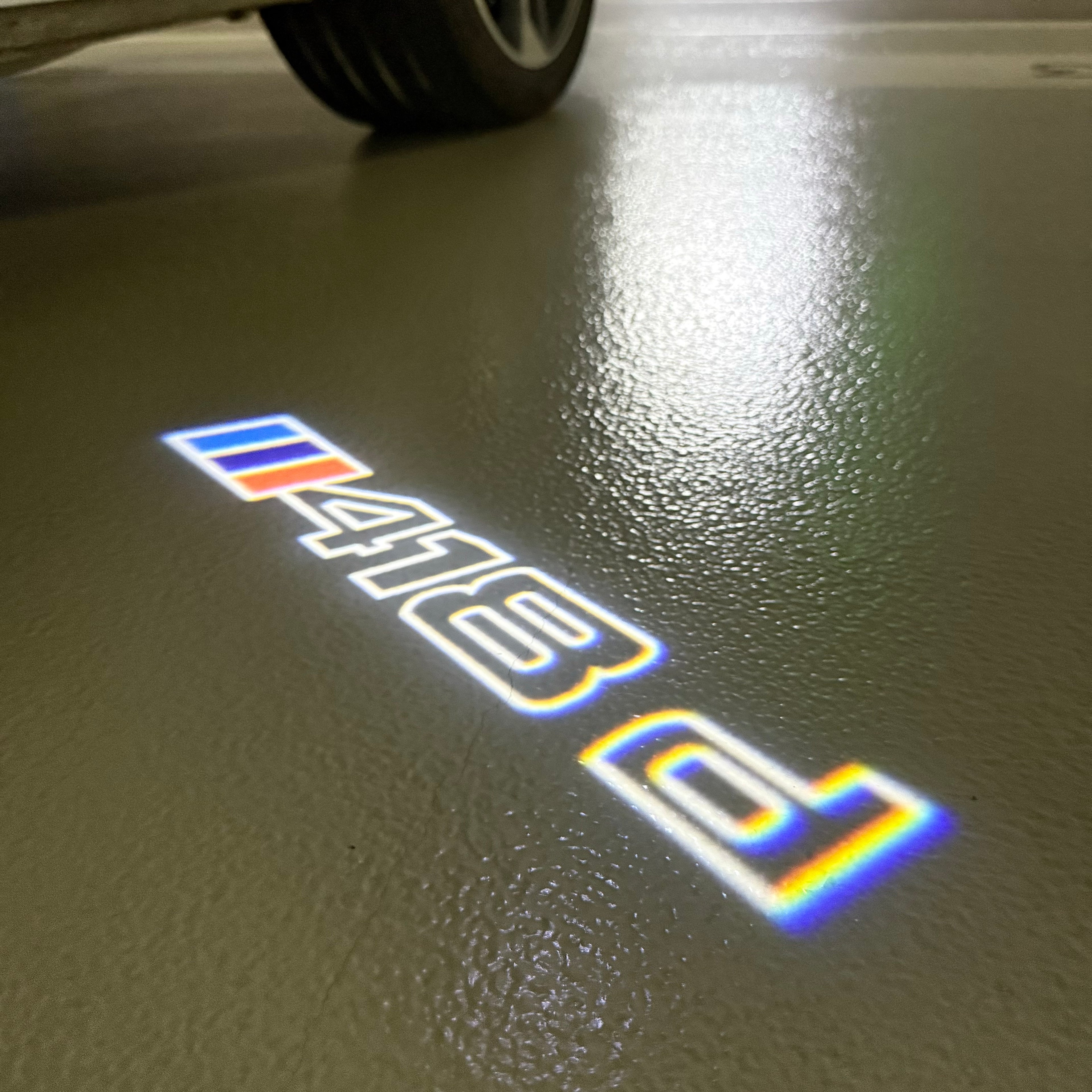 BMW M3 LOGO PROJECTOR LIGHTS Nr.24 (الكمية 1 = 1 مجموعة / 2 أضواء باب)