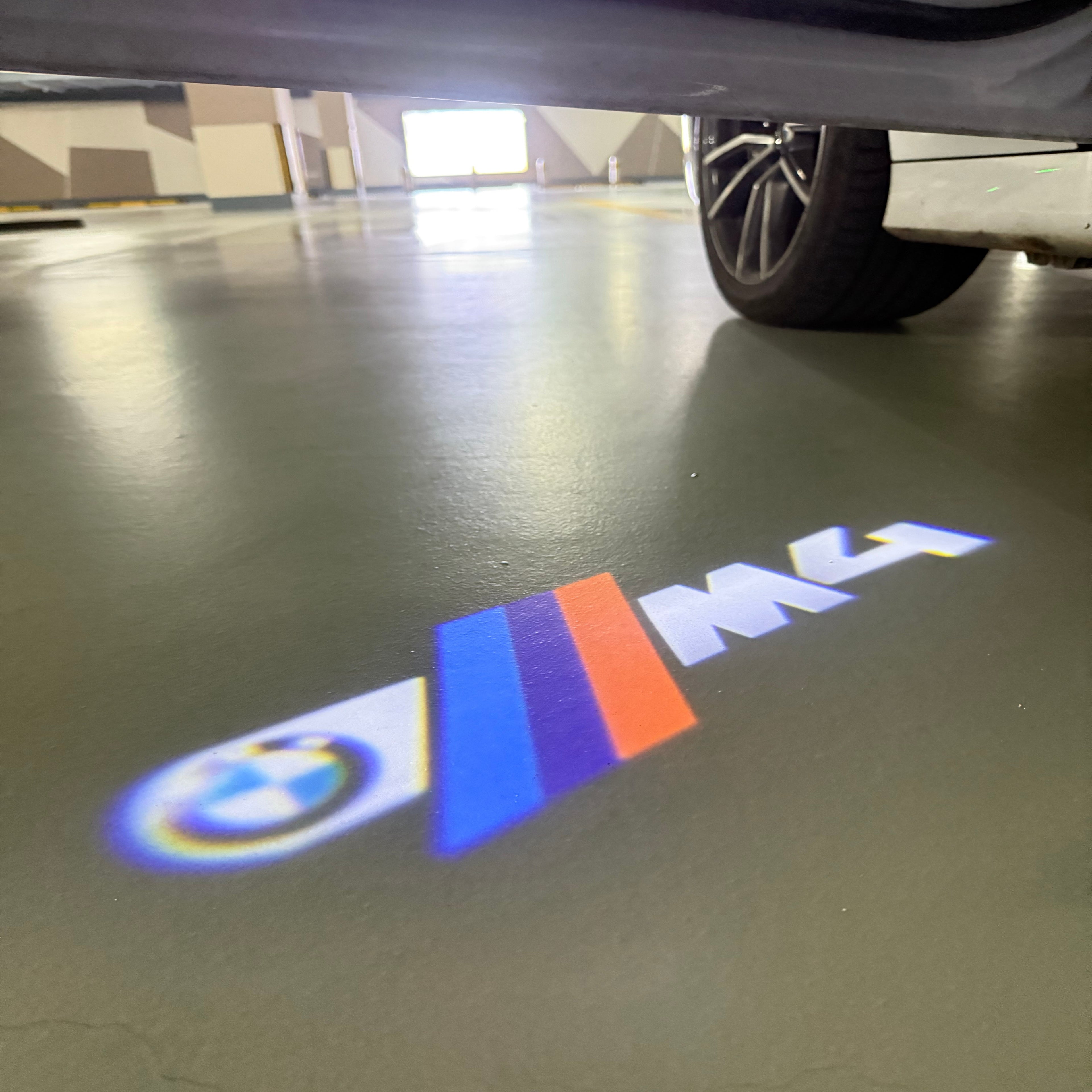 BMW M3 LOGO PROJECTOR LIGHTS Nr.24 (الكمية 1 = 1 مجموعة / 2 أضواء باب)