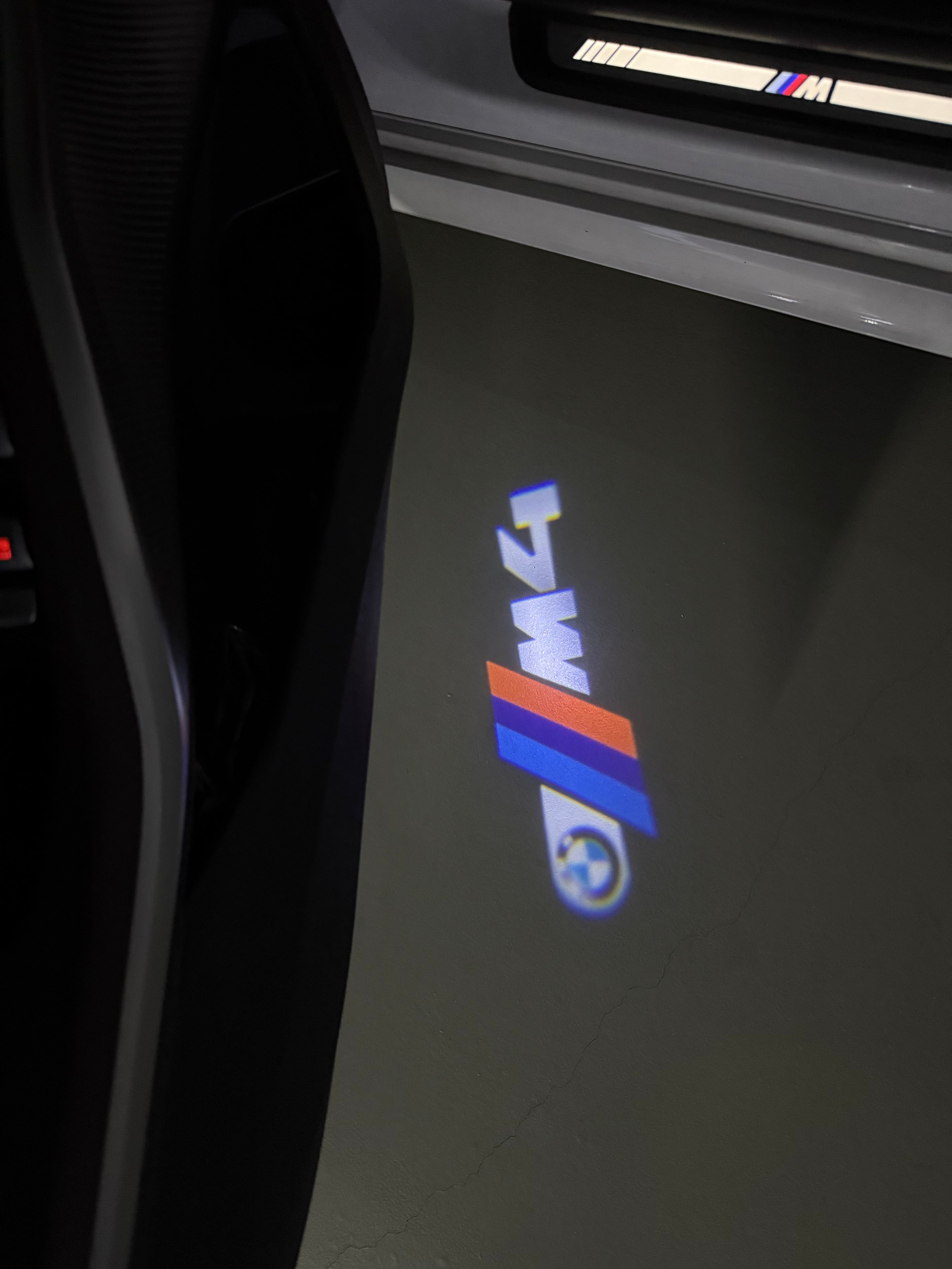 BMW M3 LOGO PROJECTOR LIGHTS Nr.24 (الكمية 1 = 1 مجموعة / 2 أضواء باب)