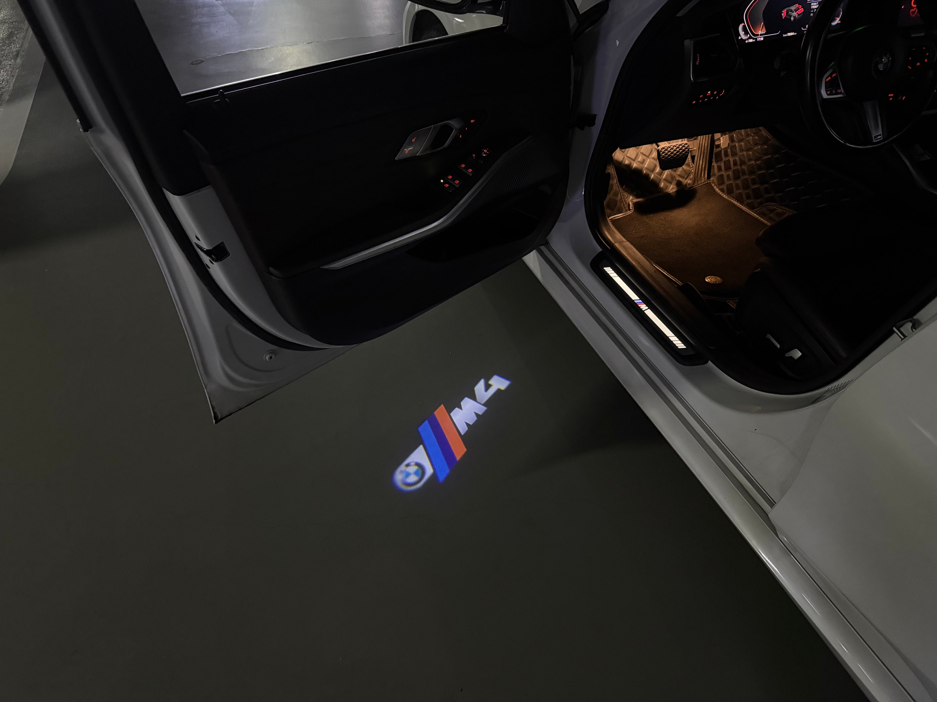 BMW M3 LOGO PROJECTOR LIGHTS Nr.24 (الكمية 1 = 1 مجموعة / 2 أضواء باب)