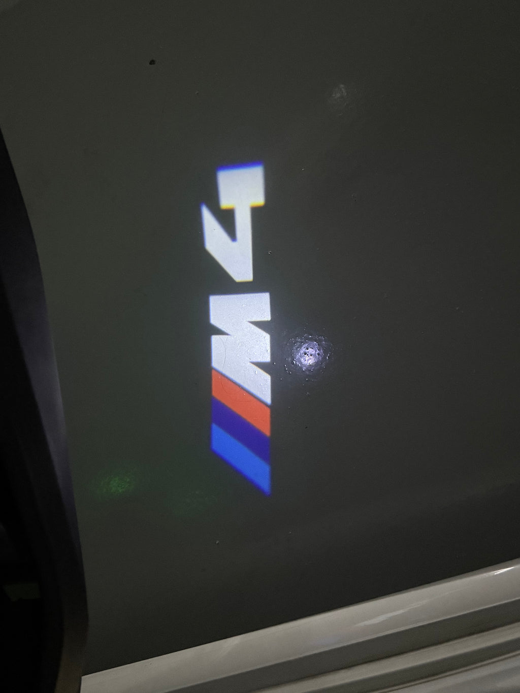 BMW M3 LOGO PROJECTOR LIGHTS Nr.24 (الكمية 1 = 1 مجموعة / 2 أضواء باب)