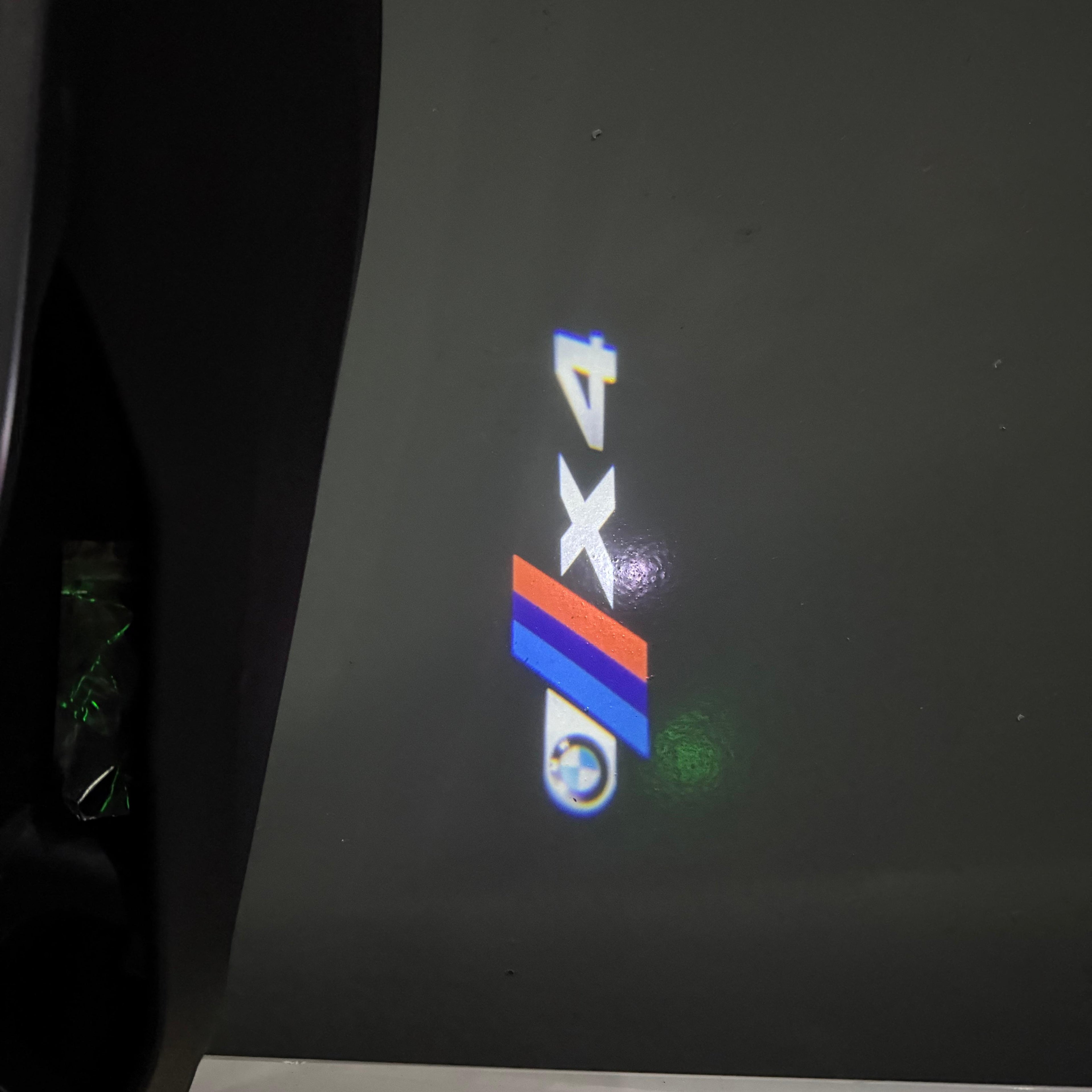 BMW M3 LOGO PROJECTOR LIGHTS Nr.24 (الكمية 1 = 1 مجموعة / 2 أضواء باب)