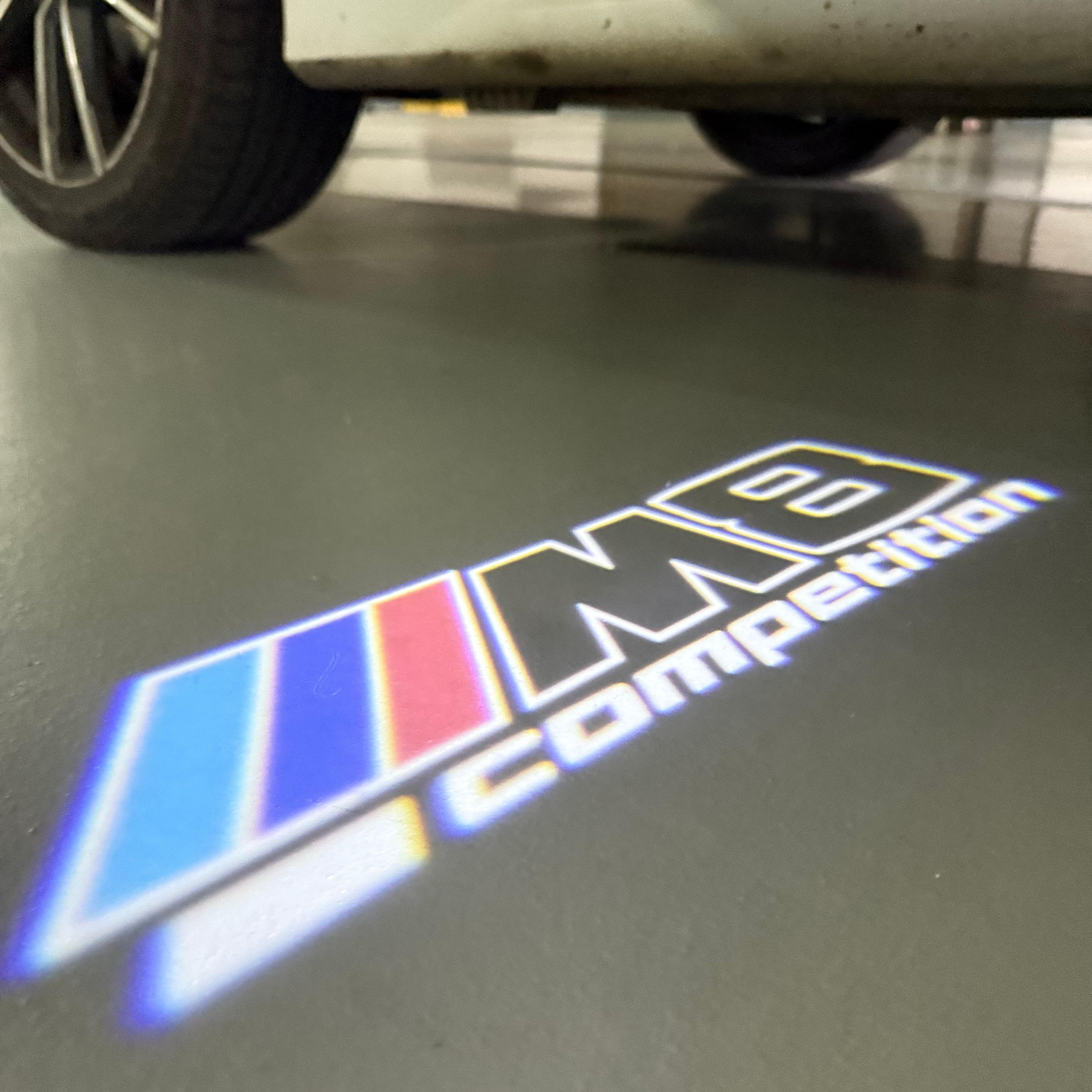 BMW M3 LOGO PROJECTOR LIGHTS Nr.24 (الكمية 1 = 1 مجموعة / 2 أضواء باب)