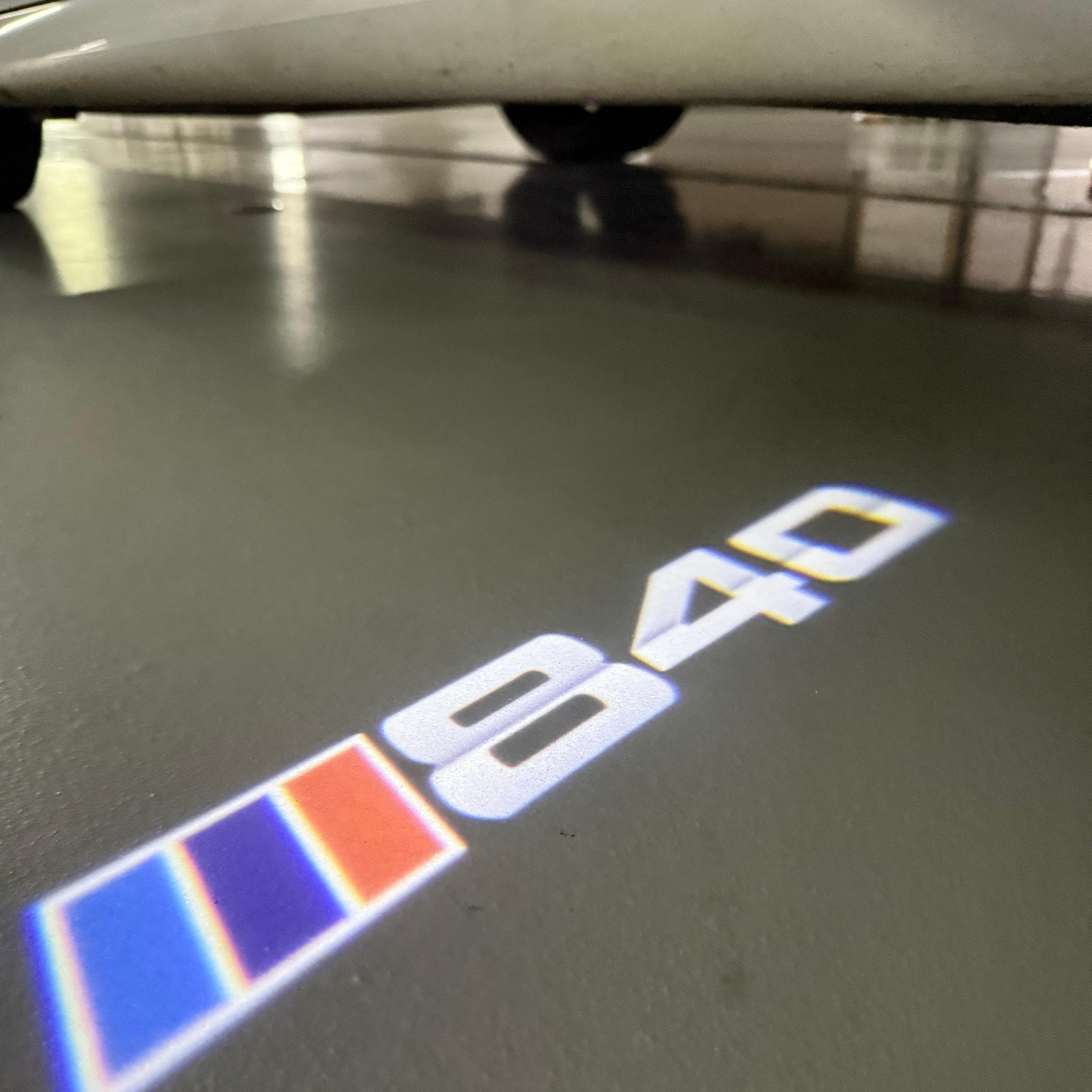 BMW M3 LOGO PROJECTOR LIGHTS Nr.24 (الكمية 1 = 1 مجموعة / 2 أضواء باب)