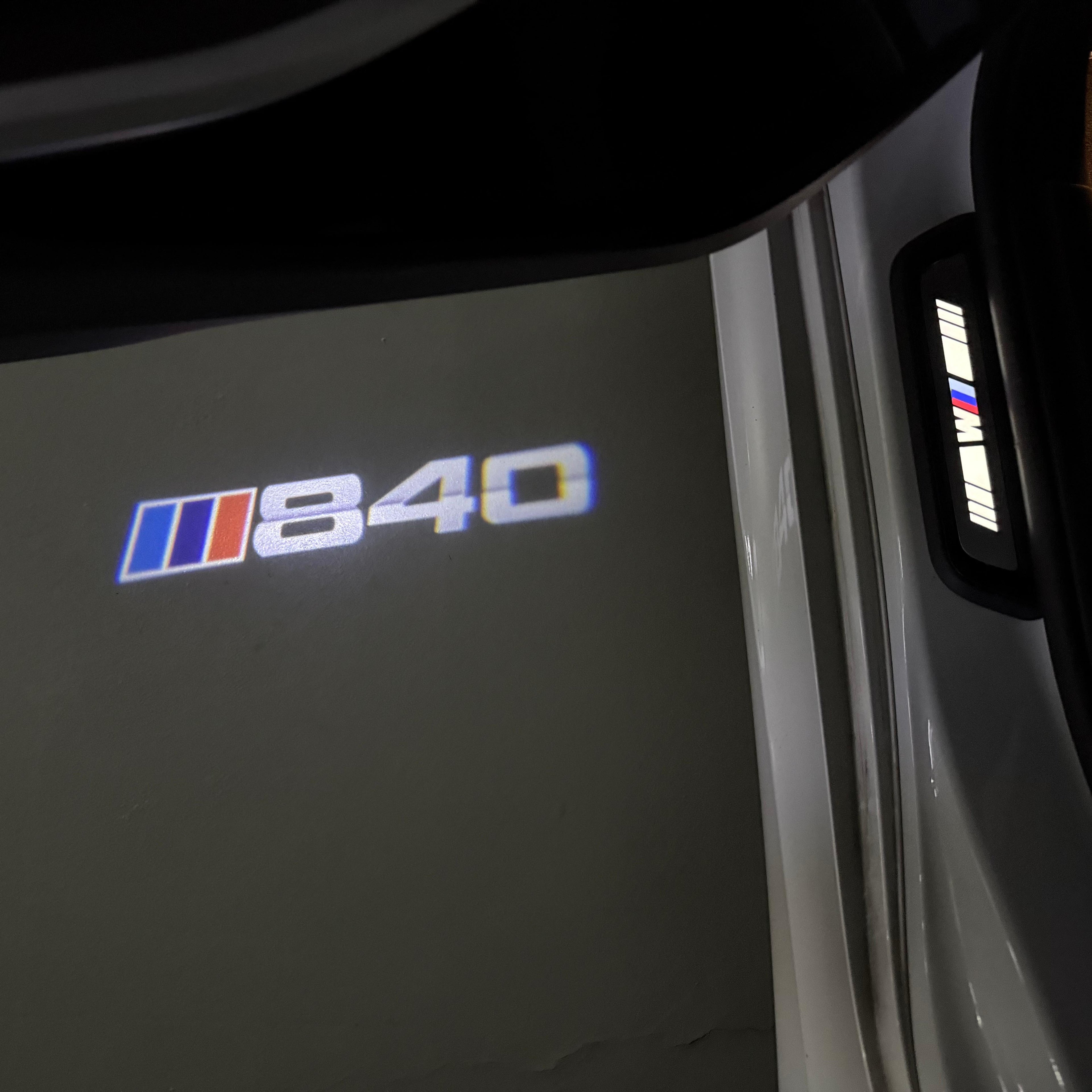 BMW M3 LOGO PROJECTOR LIGHTS Nr.24 (الكمية 1 = 1 مجموعة / 2 أضواء باب)