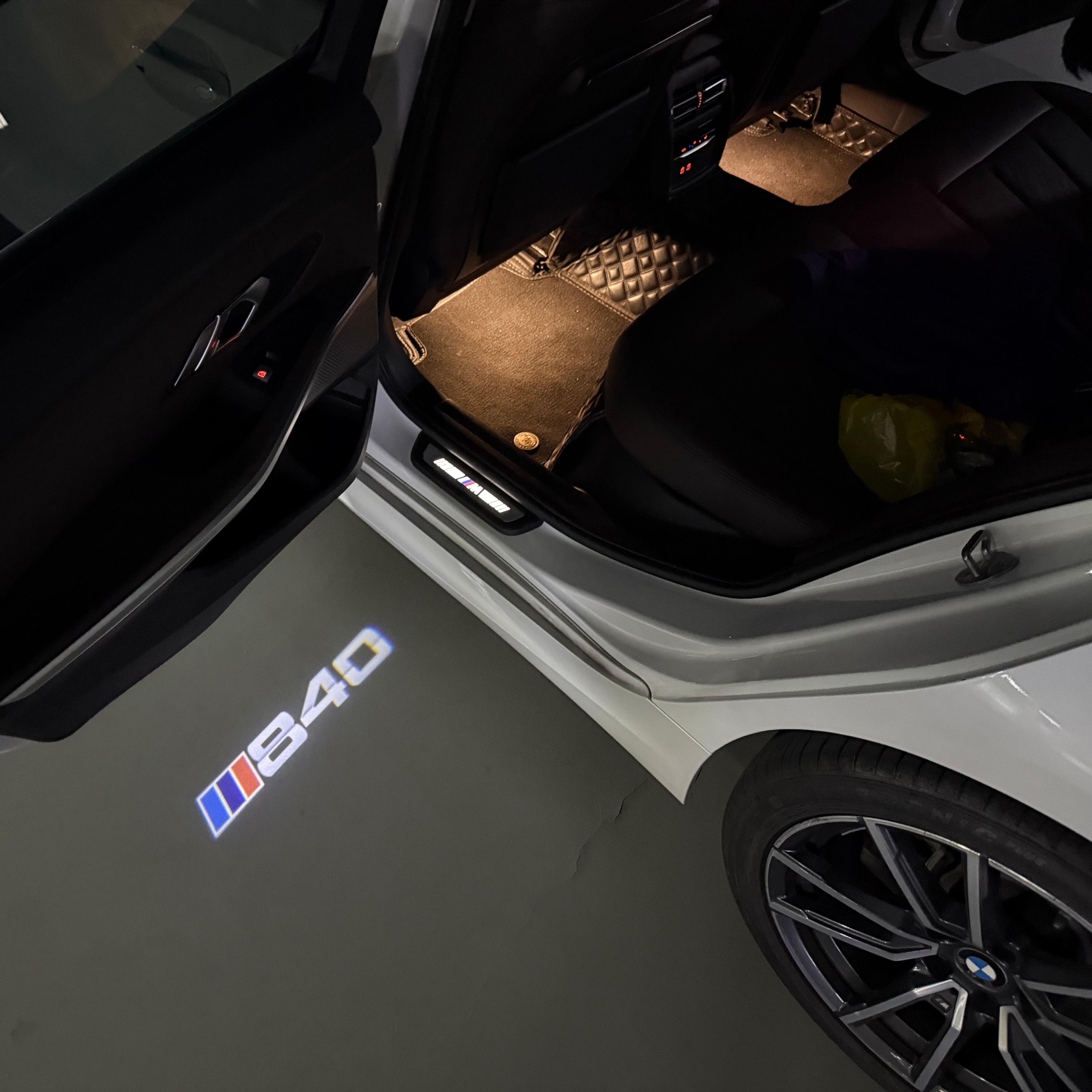BMW M3 LOGO PROJECTOR LIGHTS Nr.24 (الكمية 1 = 1 مجموعة / 2 أضواء باب)