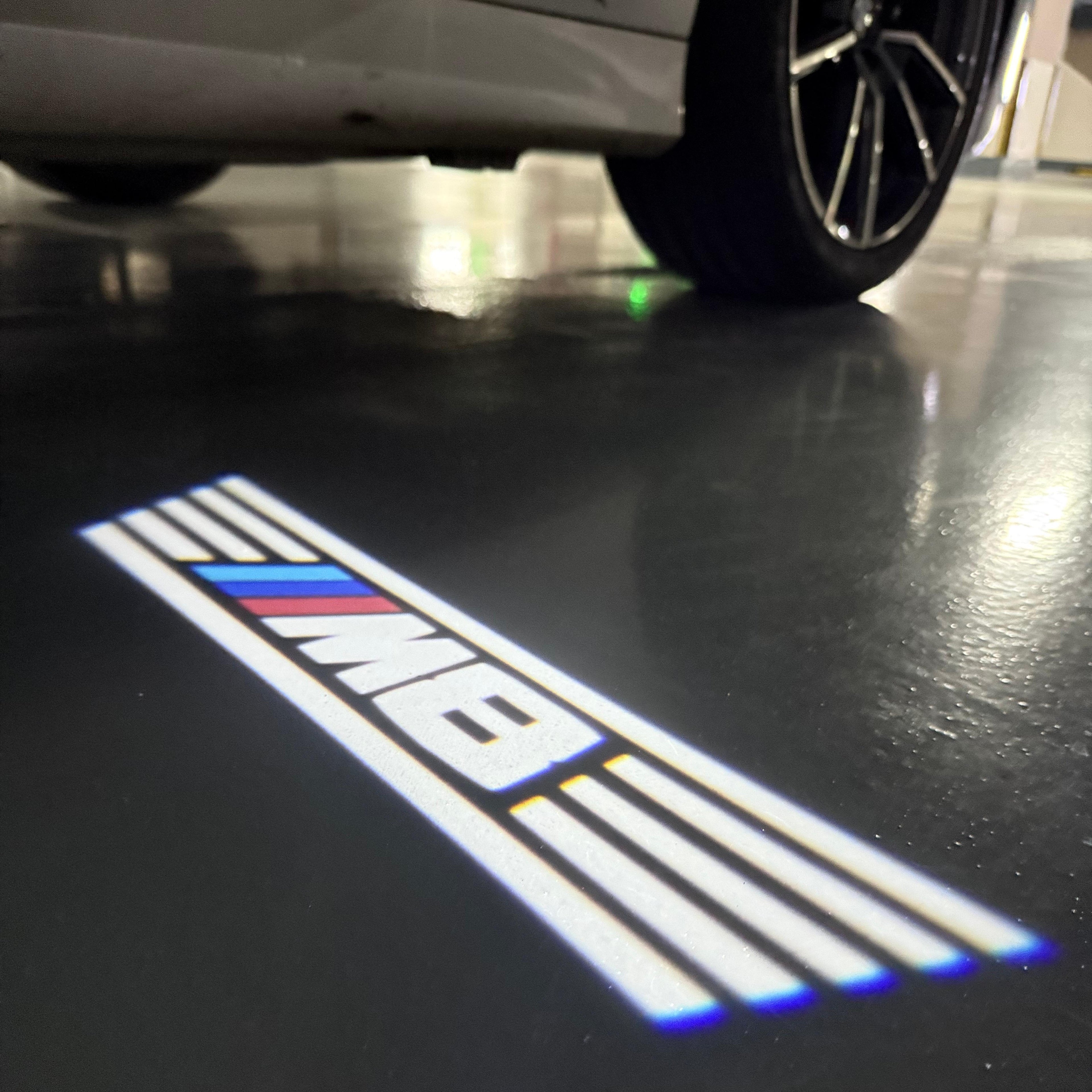 BMW M3 LOGO PROJECTOR LIGHTS Nr.24 (الكمية 1 = 1 مجموعة / 2 أضواء باب)
