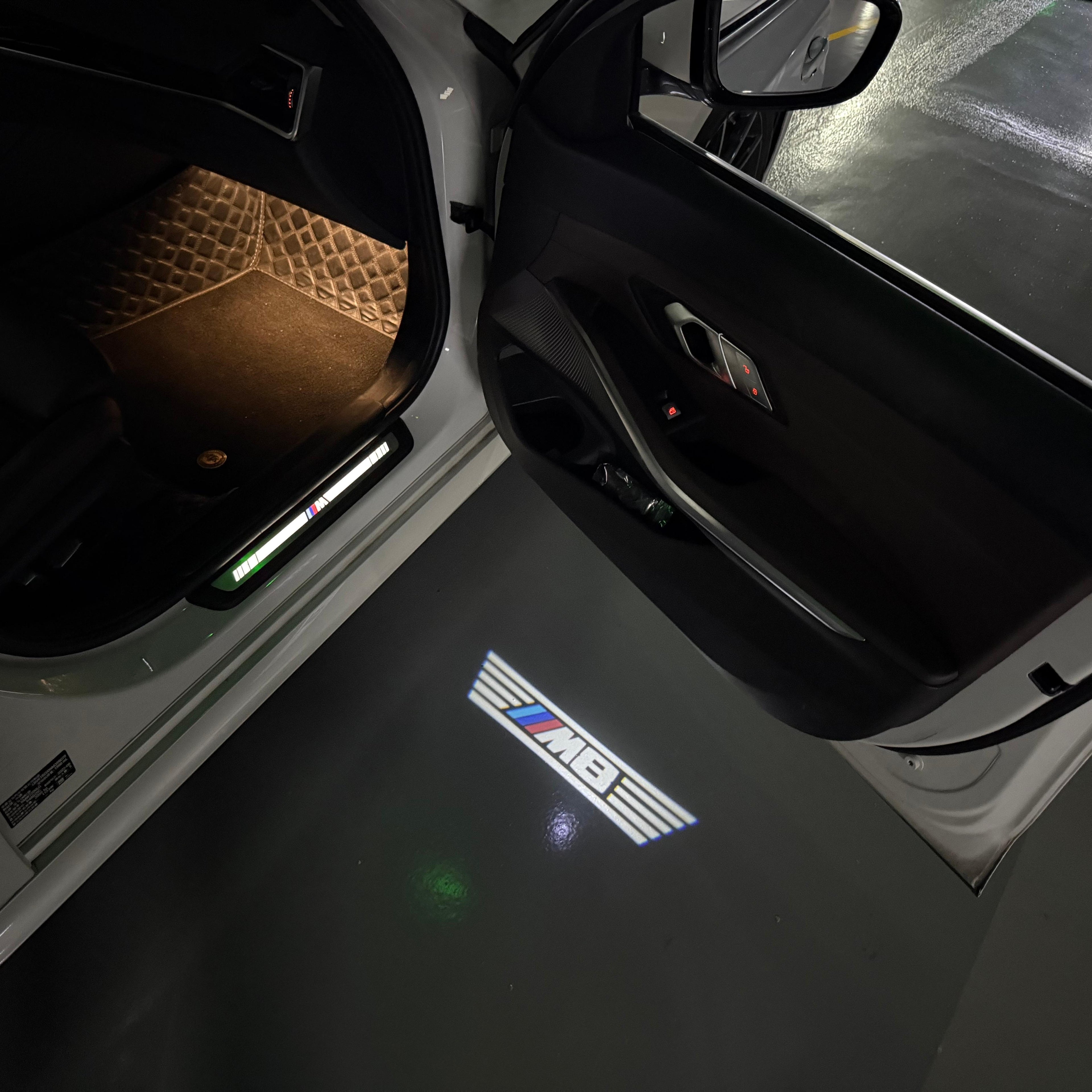 BMW M3 LOGO PROJECTOR LIGHTS Nr.24 (الكمية 1 = 1 مجموعة / 2 أضواء باب)