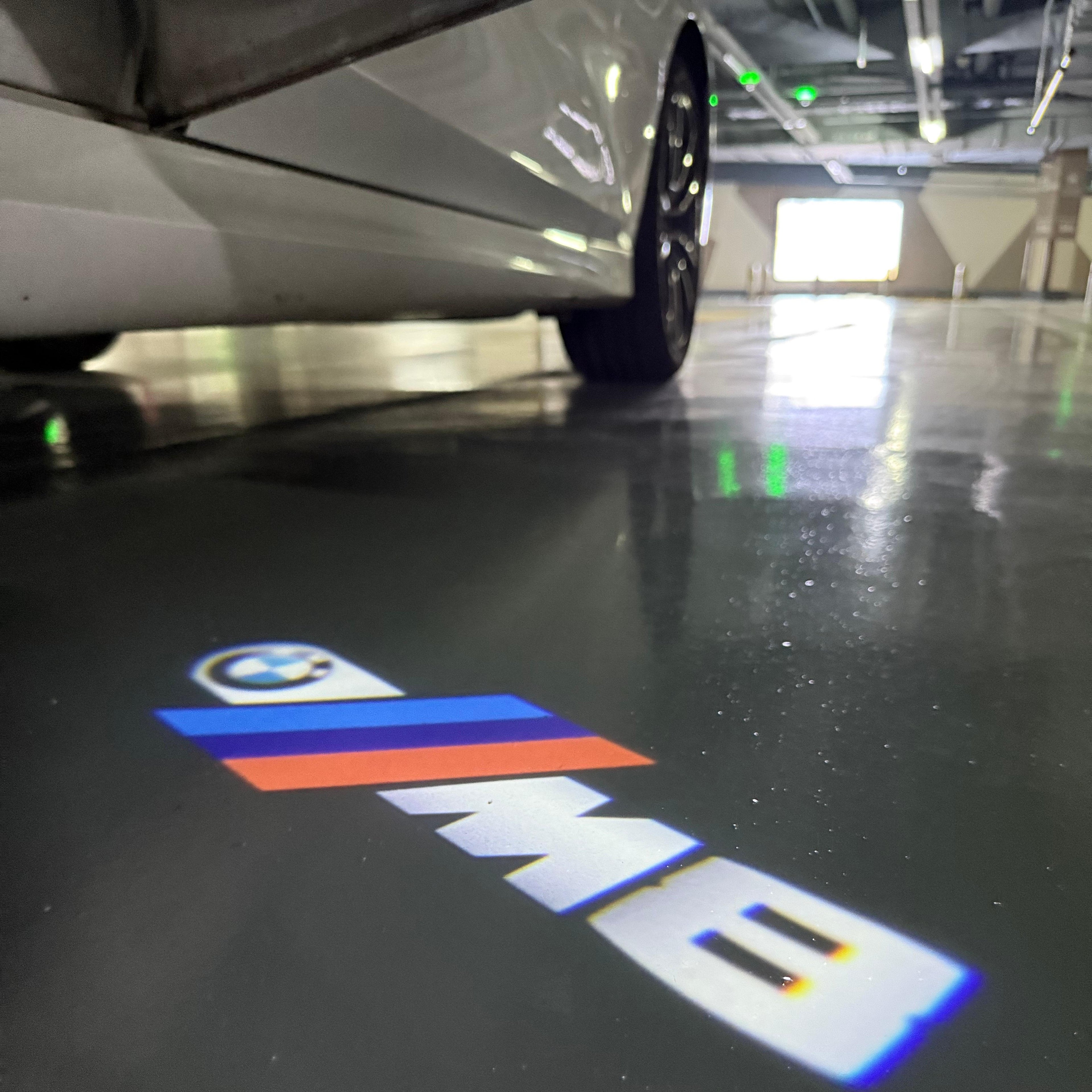 BMW M3 LOGO PROJECTOR LIGHTS Nr.24 (الكمية 1 = 1 مجموعة / 2 أضواء باب)