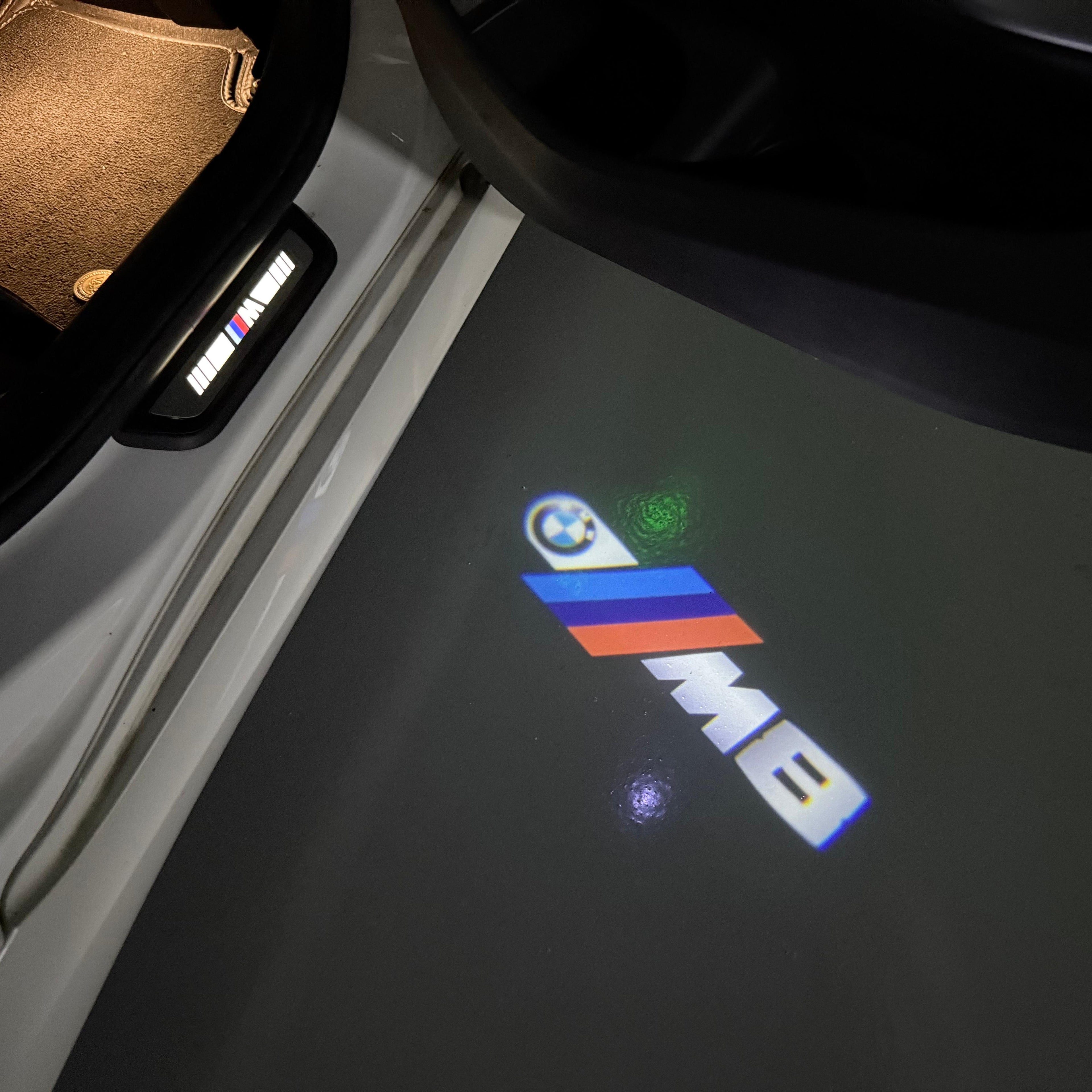 BMW M3 LOGO PROJECTOR LIGHTS Nr.24 (الكمية 1 = 1 مجموعة / 2 أضواء باب)