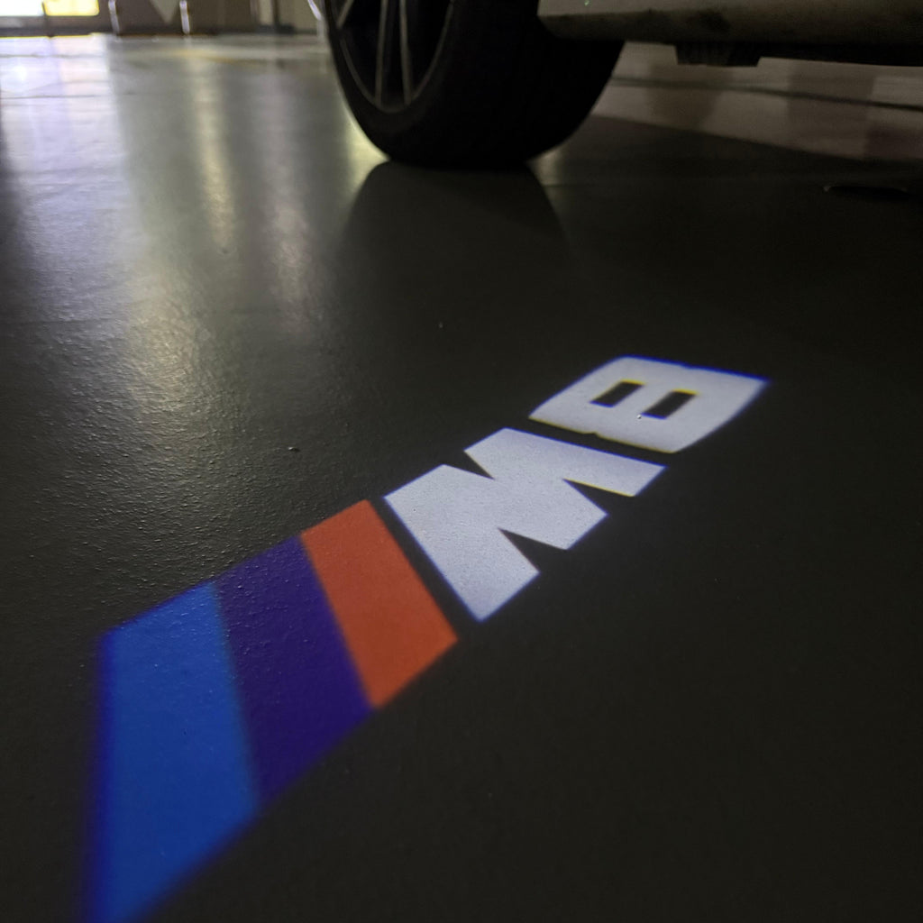 BMW M3 LOGO PROJECTOR LIGHTS Nr.24 (الكمية 1 = 1 مجموعة / 2 أضواء باب)
