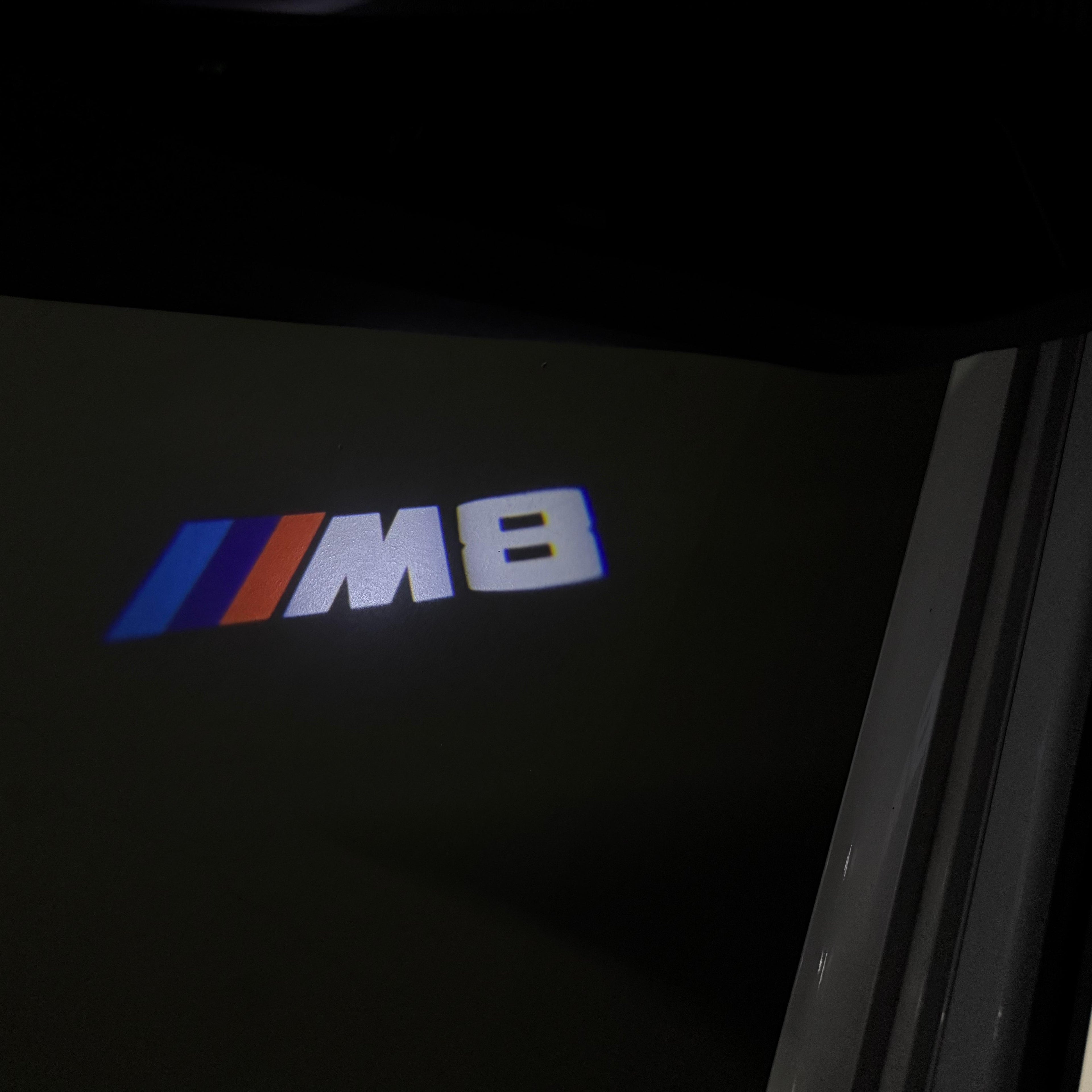 BMW M3 LOGO PROJECTOR LIGHTS Nr.24 (الكمية 1 = 1 مجموعة / 2 أضواء باب)