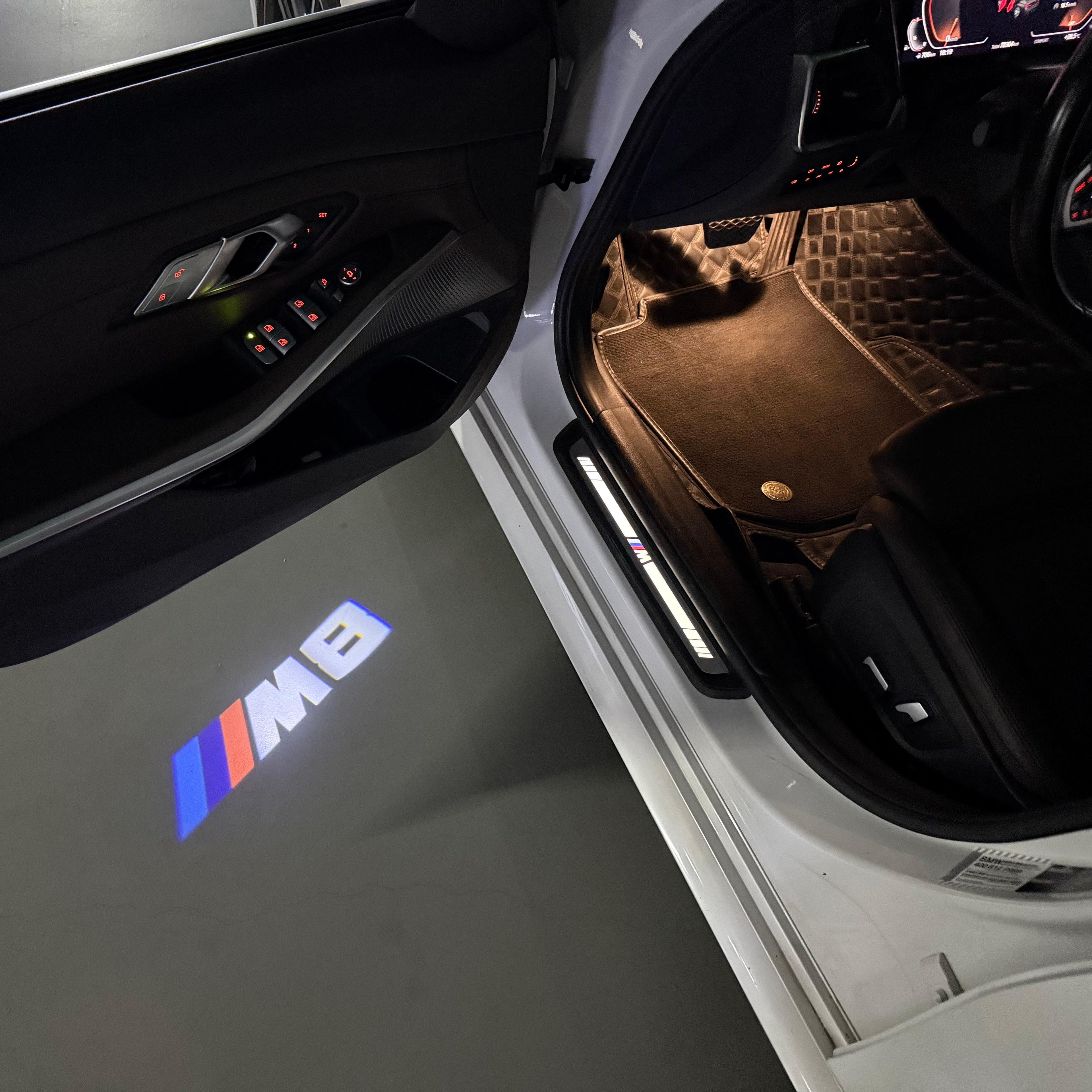 BMW M3 LOGO PROJECTOR LIGHTS Nr.24 (الكمية 1 = 1 مجموعة / 2 أضواء باب)