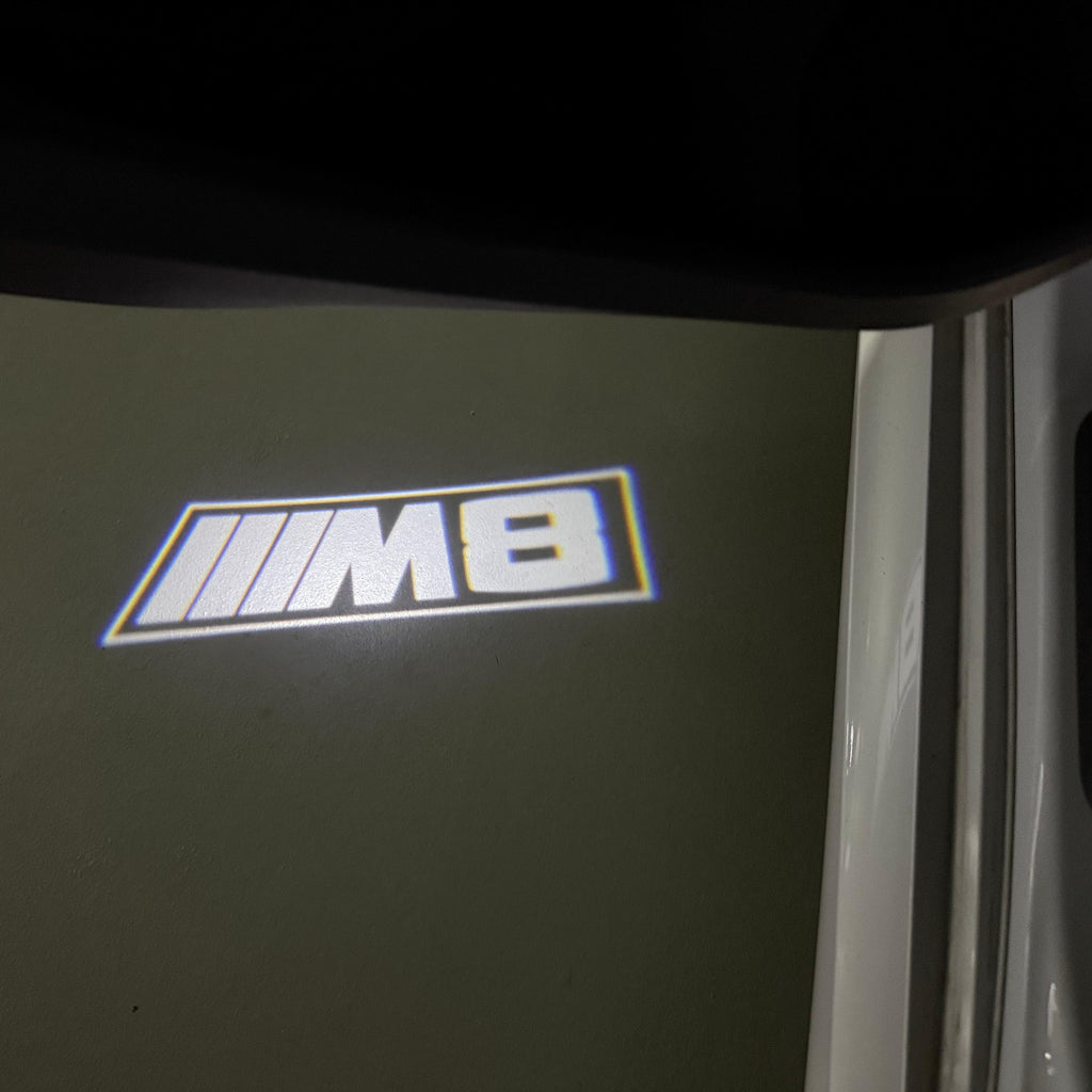 BMW M3 LOGO PROJECTOR LIGHTS Nr.24 (الكمية 1 = 1 مجموعة / 2 أضواء باب)