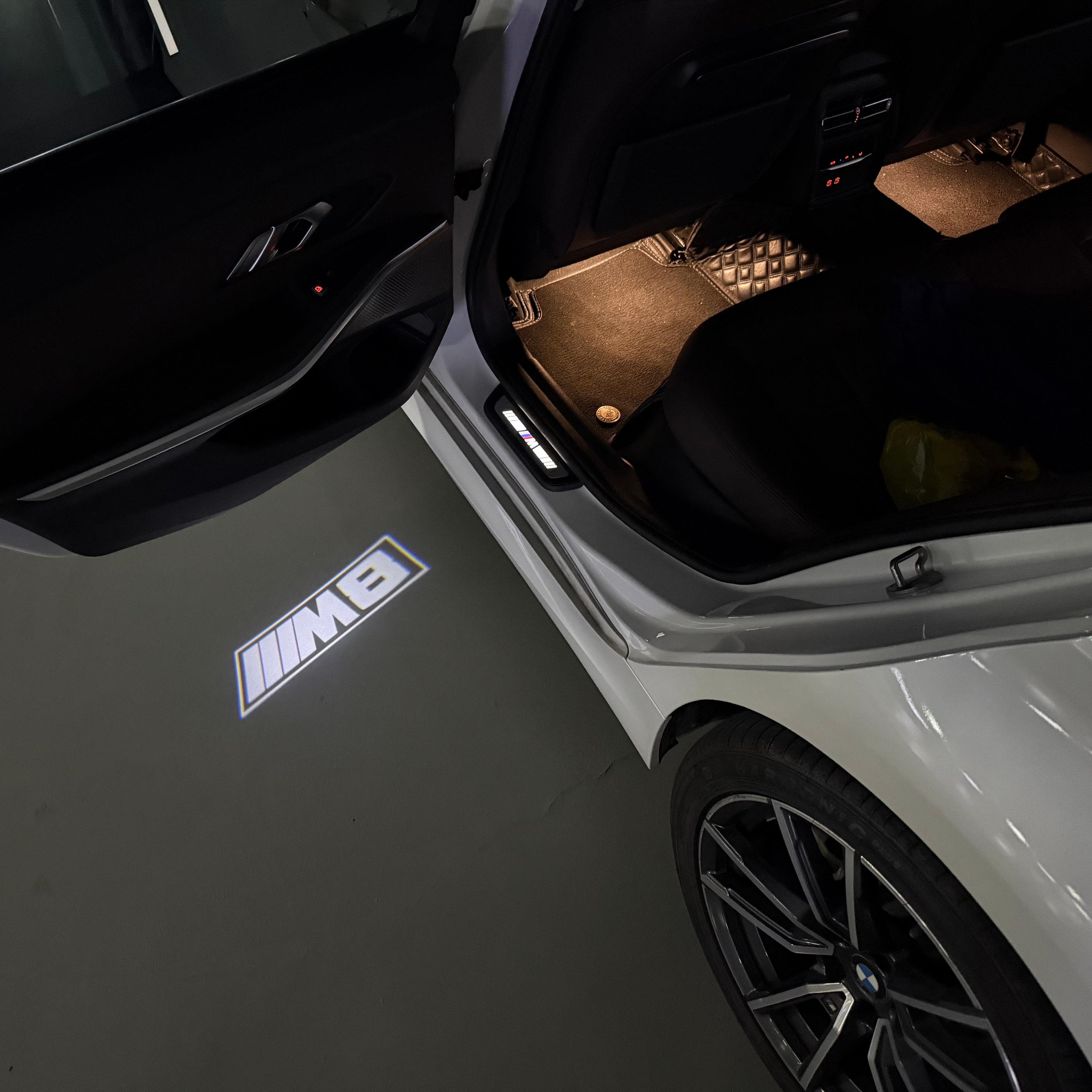 BMW M3 LOGO PROJECTOR LIGHTS Nr.24 (الكمية 1 = 1 مجموعة / 2 أضواء باب)
