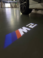 BMW M3 LOGO PROJECTOR LIGHTS Nr.24 (الكمية 1 = 1 مجموعة / 2 أضواء باب)