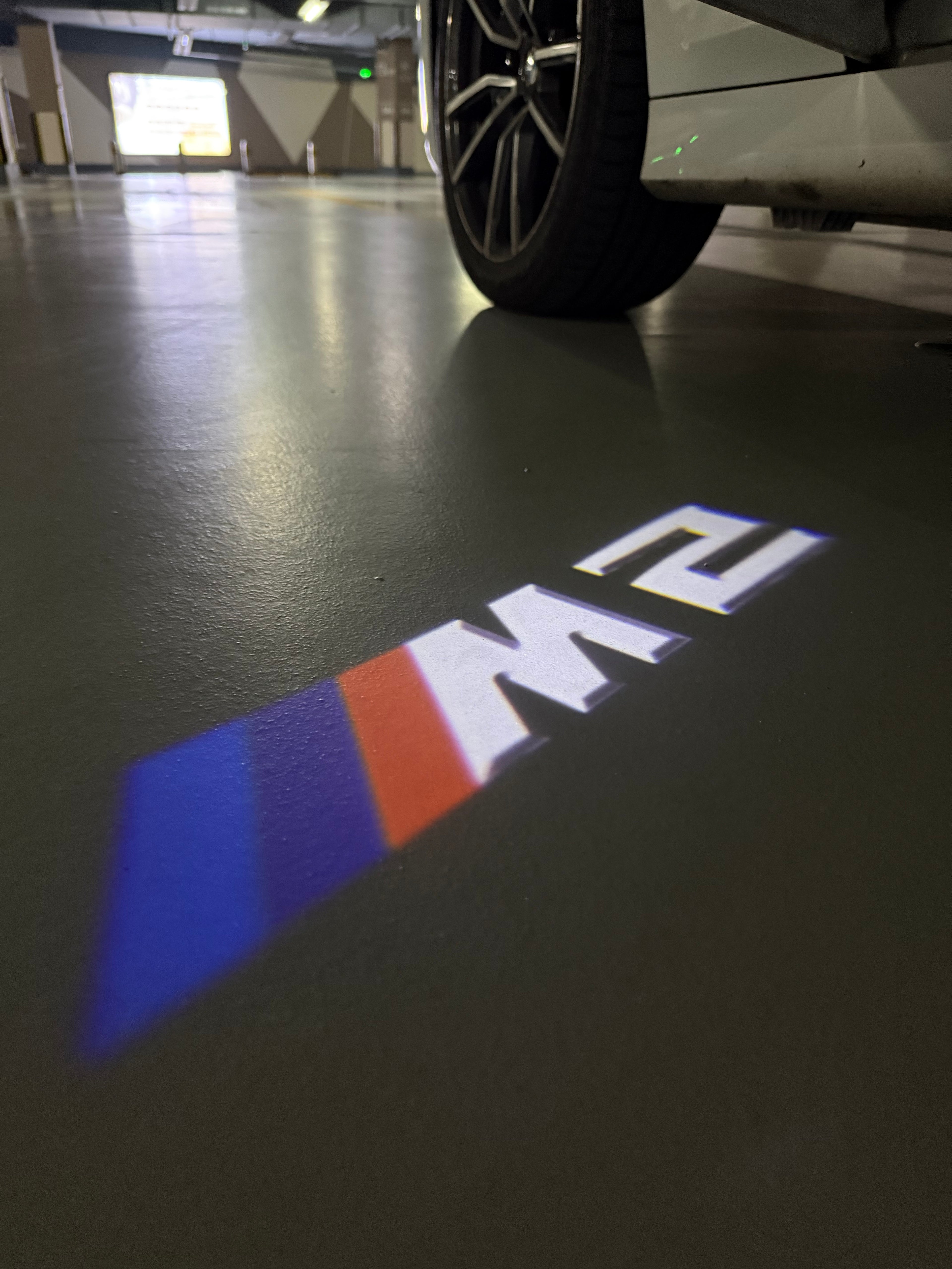 BMW M3 LOGO PROJECTOR LIGHTS Nr.24 (الكمية 1 = 1 مجموعة / 2 أضواء باب)