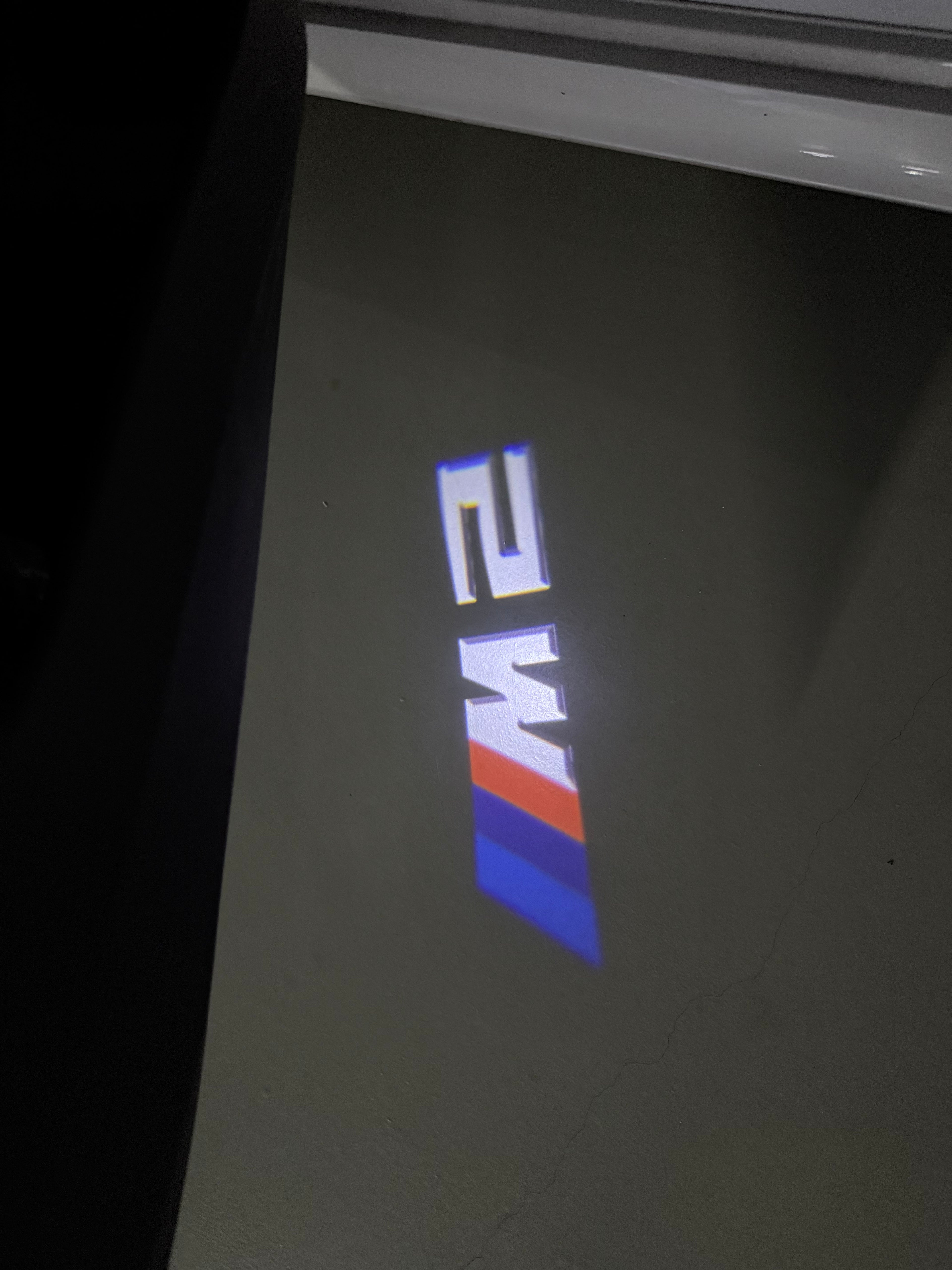 BMW M3 LOGO PROJECTOR LIGHTS Nr.24 (الكمية 1 = 1 مجموعة / 2 أضواء باب)