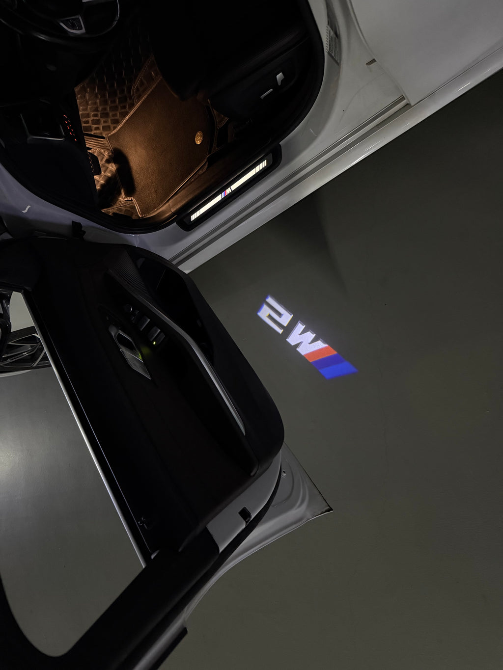 BMW M3 LOGO PROJECTOR LIGHTS Nr.24 (الكمية 1 = 1 مجموعة / 2 أضواء باب)