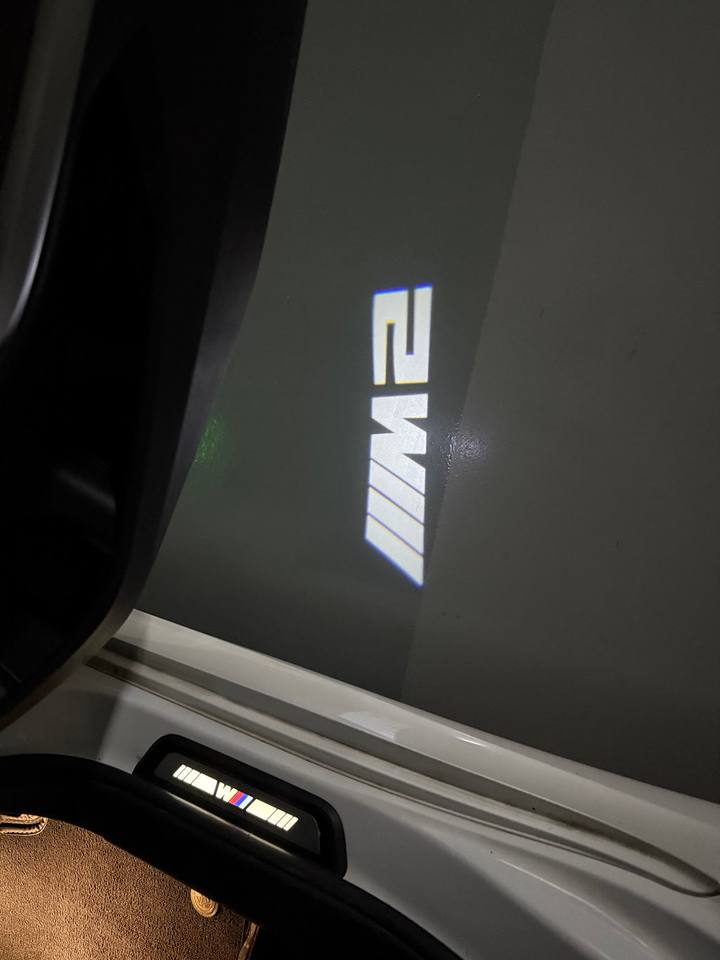 BMW M3 LOGO PROJECTOR LIGHTS Nr.24 (الكمية 1 = 1 مجموعة / 2 أضواء باب)