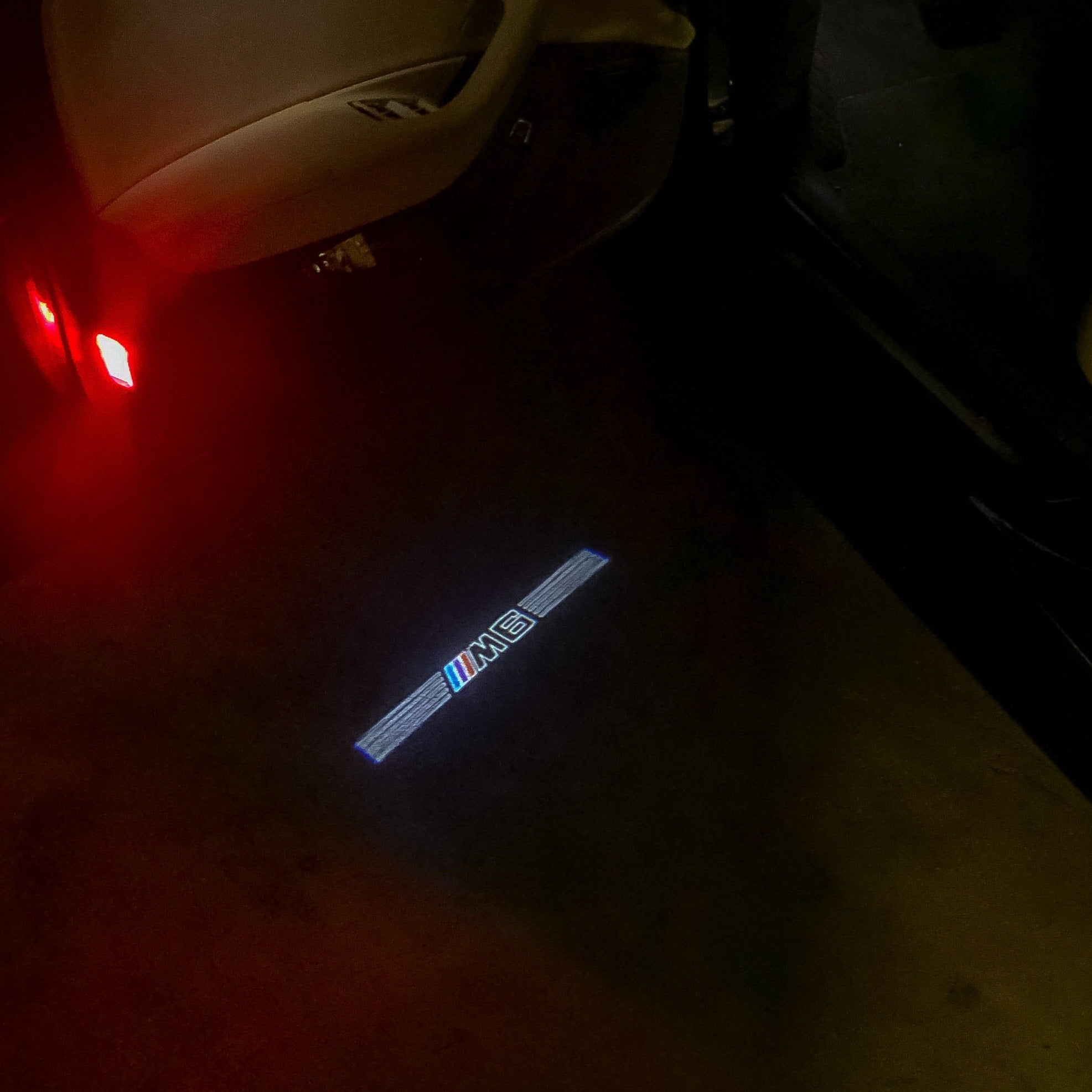 BMW M6 LOGO PROJECTOR LIGHTS Nr.04 (الكمية 1 = 1 مجموعة / 2 أضواء باب)