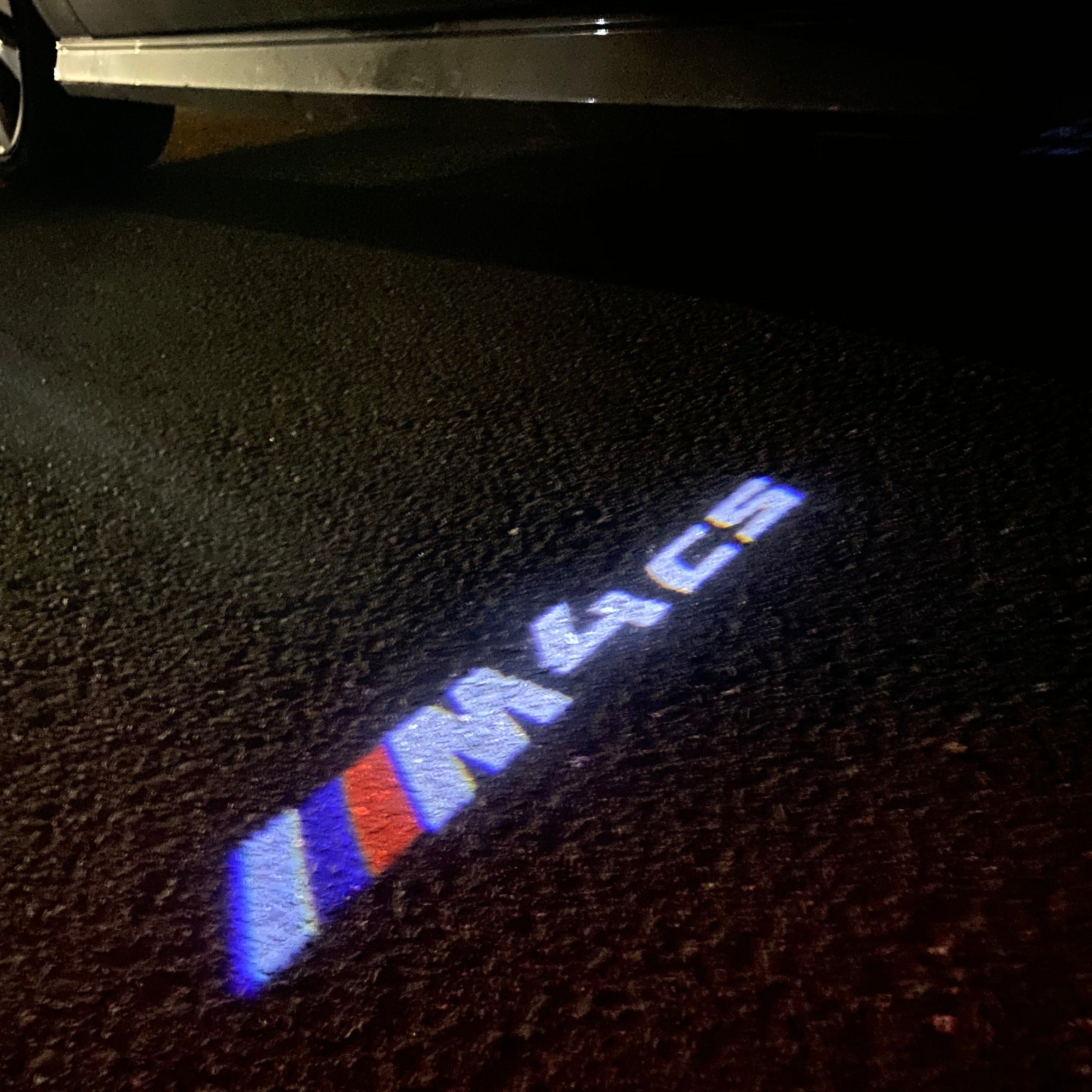 BMW M3 LOGO PROJECTOR LIGHTS Nr.24 (الكمية 1 = 1 مجموعة / 2 أضواء باب)