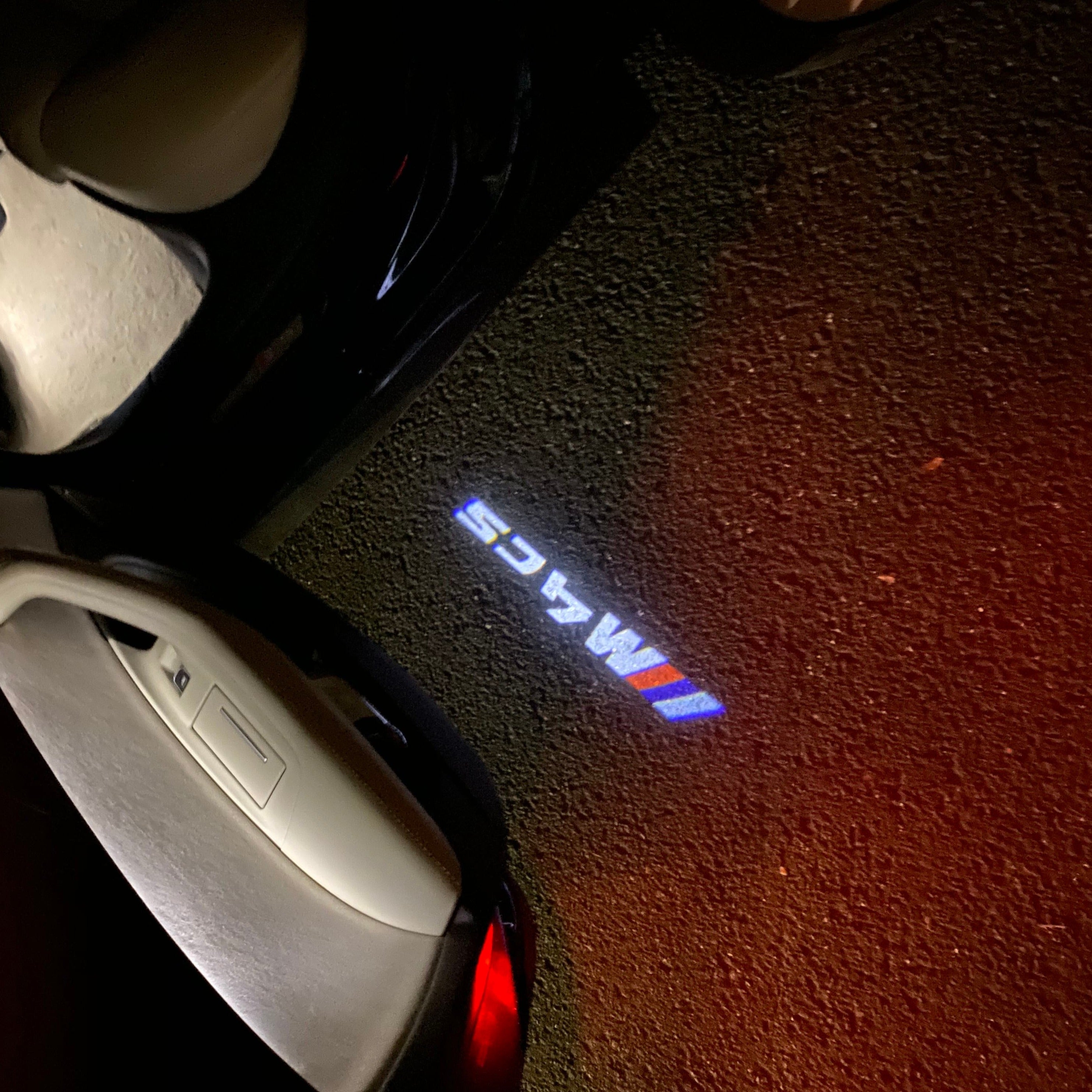BMW M3 LOGO PROJECTOR LIGHTS Nr.24 (الكمية 1 = 1 مجموعة / 2 أضواء باب)