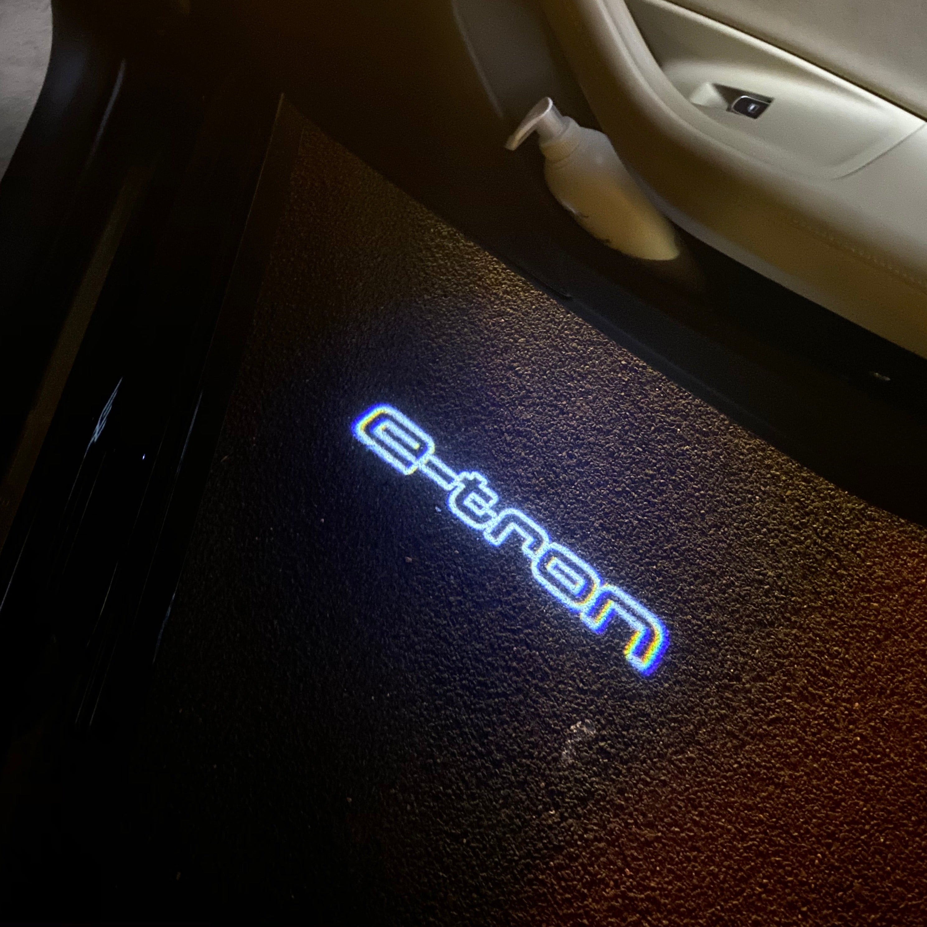 AUDI LOGO PROJECTOT LIGHTS Nr.19 (الكمية 1 = 2 Logo Films /2 أضواء الباب)