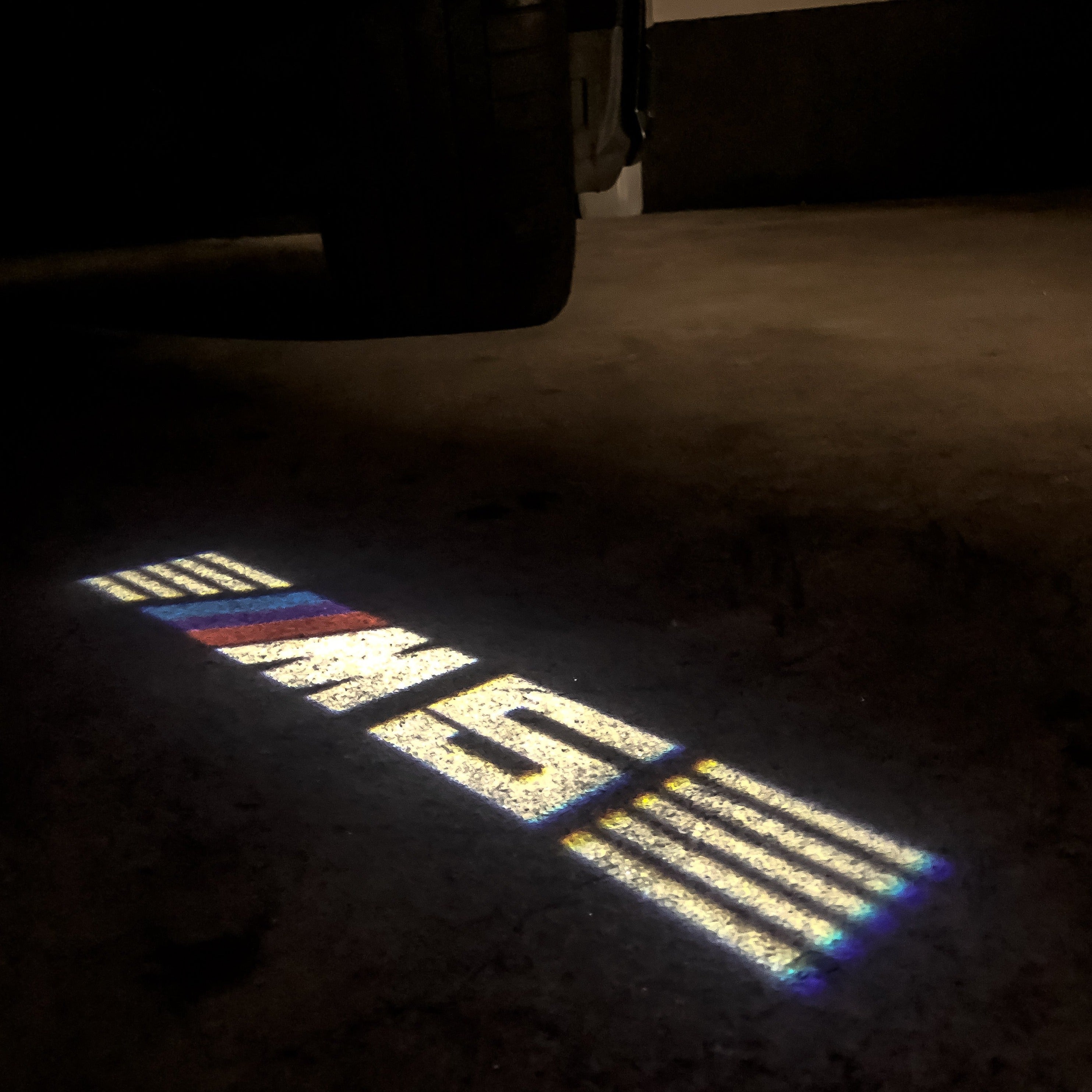 BMW M5 LOGO PROJECTOT LIGHTS Nr.23 (الكمية 1 = 1 مجموعة / 2 أضواء باب)