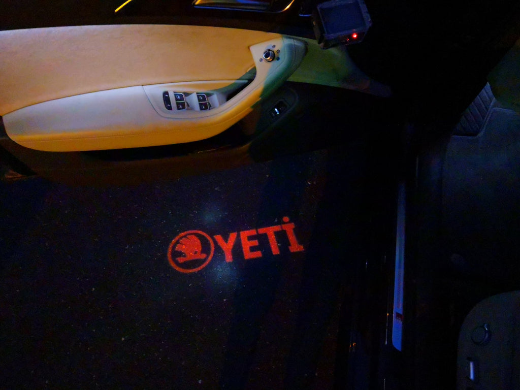 SKODA YETI LOGO LIGHTS Nr.58 (الكمية 1 = 2 شعار فيلم / 2 أضواء الباب)