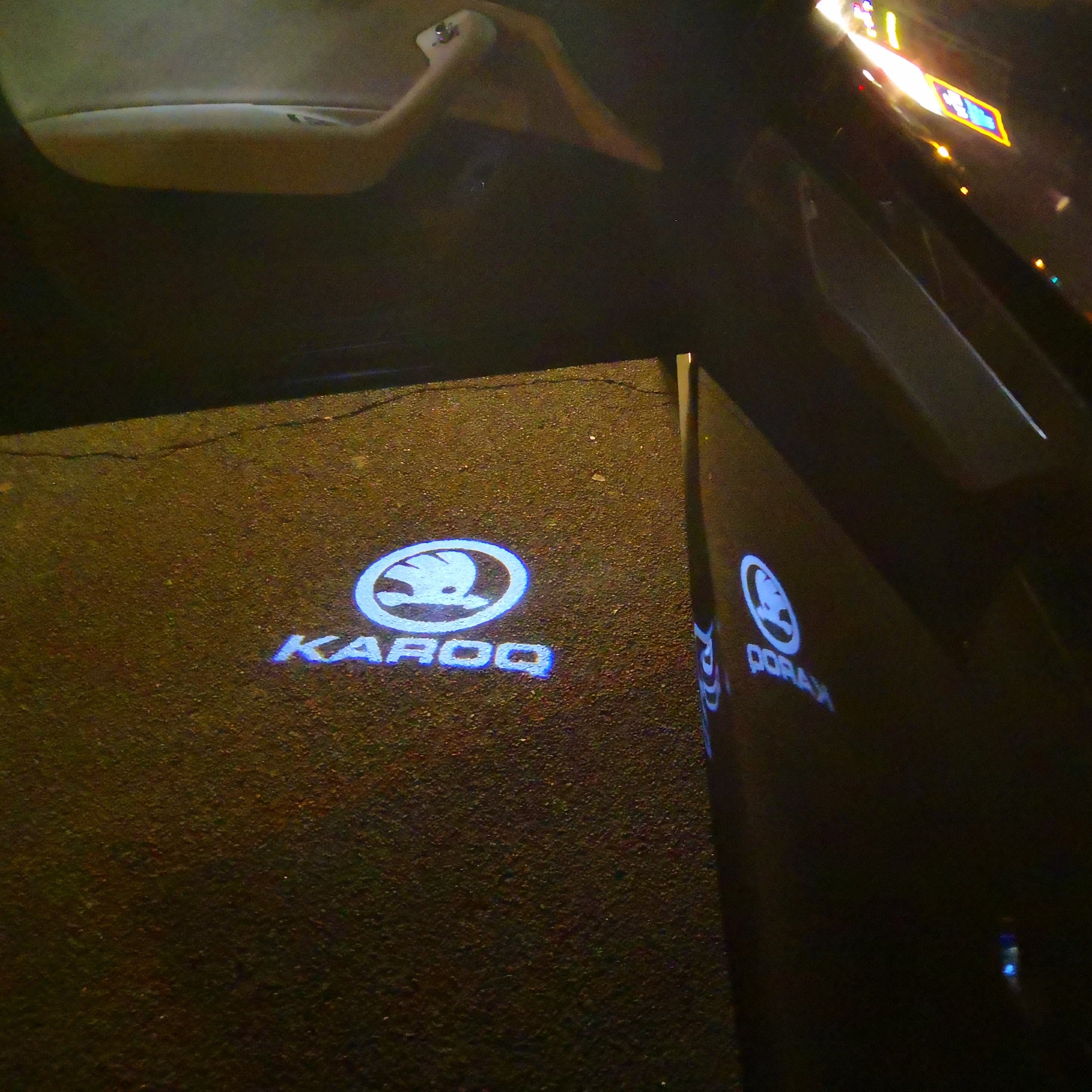 SKODA KAROQ LOGO أضواء Nr.50 (الكمية 1 = 2 شعار فيلم / 2 أضواء الباب)