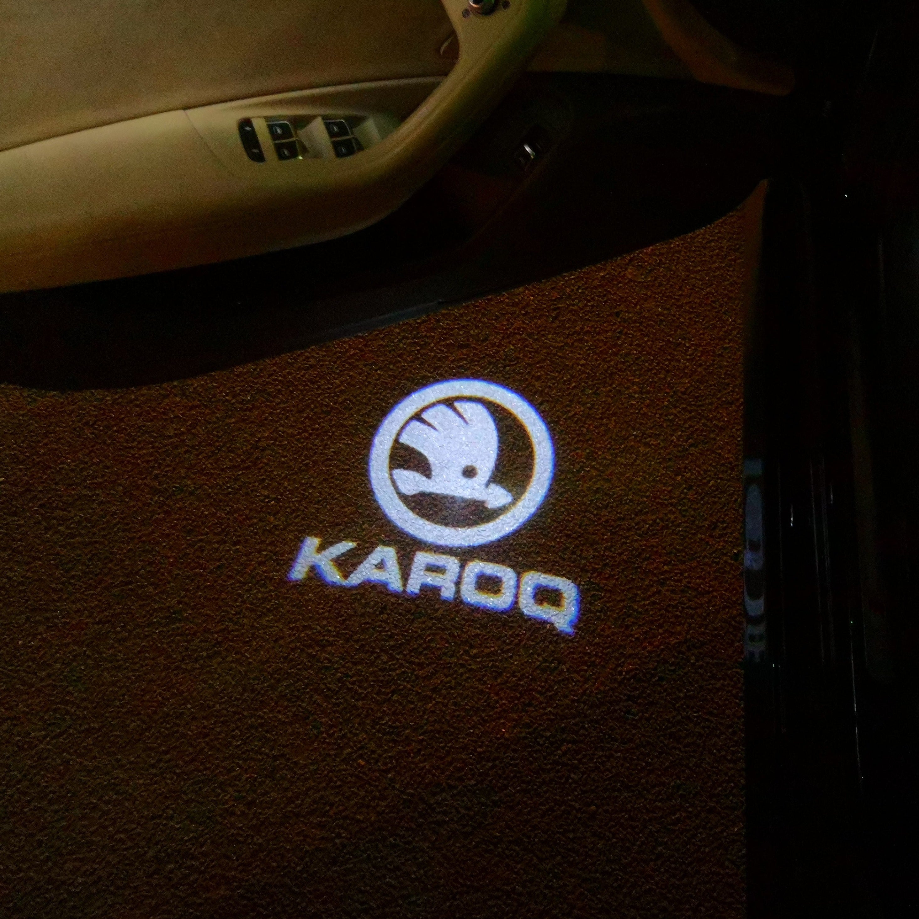 SKODA KAROQ LOGO أضواء Nr.50 (الكمية 1 = 2 شعار فيلم / 2 أضواء الباب)