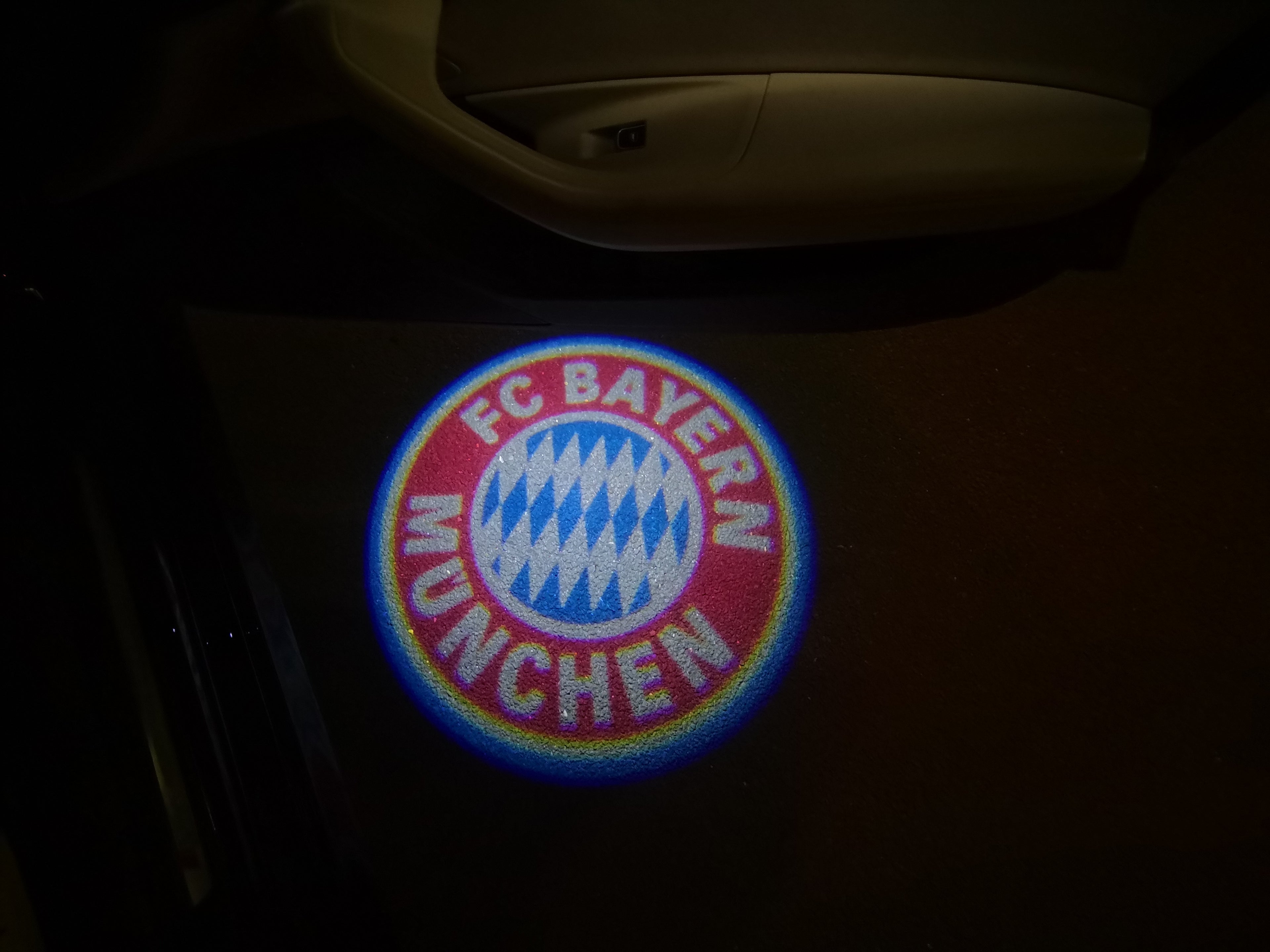 شعار FC BAYERN رقم 239 (الكمية 1 = 2 فيلم شعار / 2 مصباح باب