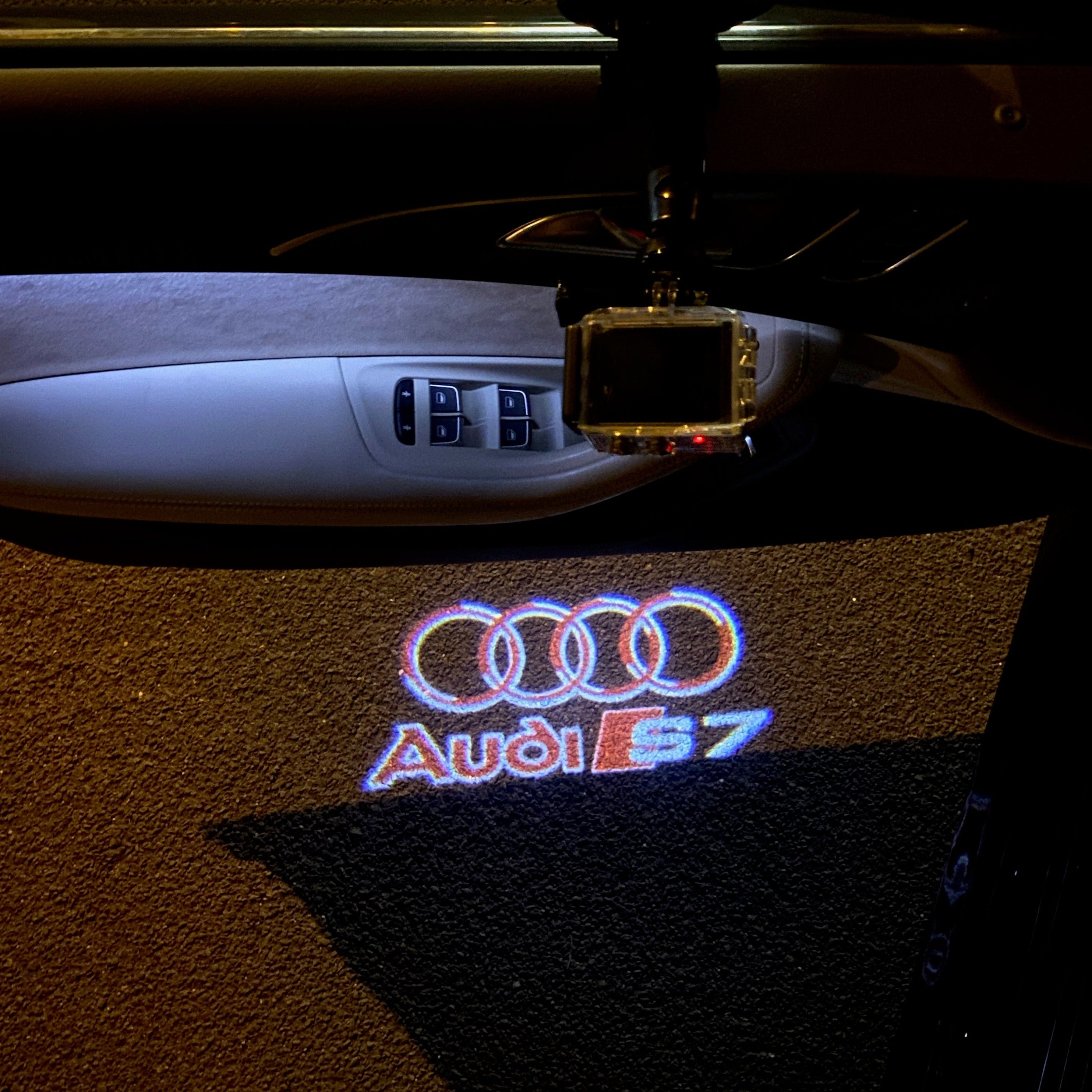 أضواء جهاز عرض شعار AUDI رقم 37 (الكمية 1 = 2 فيلم شعار / 2 مصباح باب)