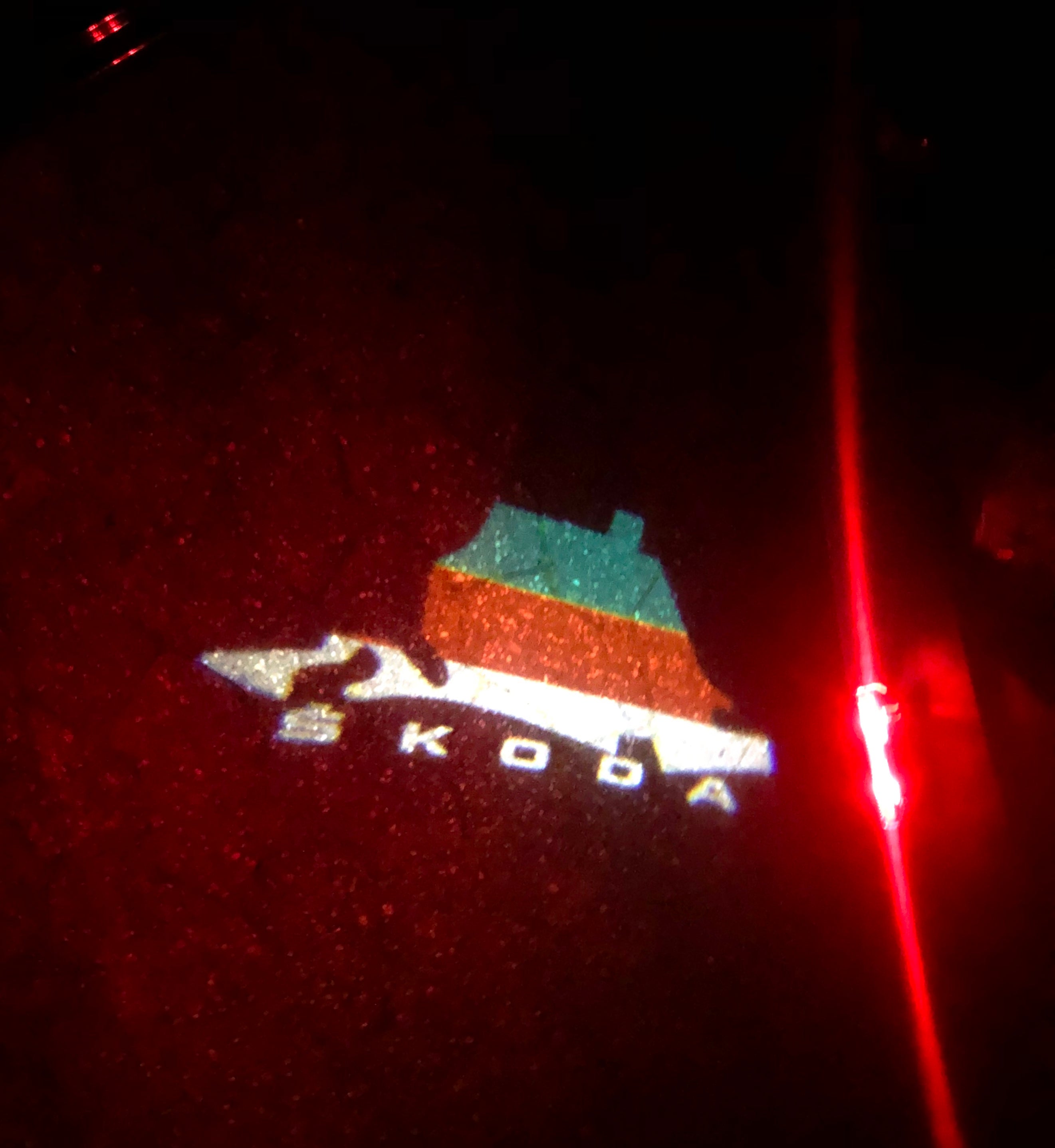 SKODA LOGO PROJECTOR LIGHTS Nr.48 (الكمية 1 = 2 شعار فيلم / 2 مصباح باب)